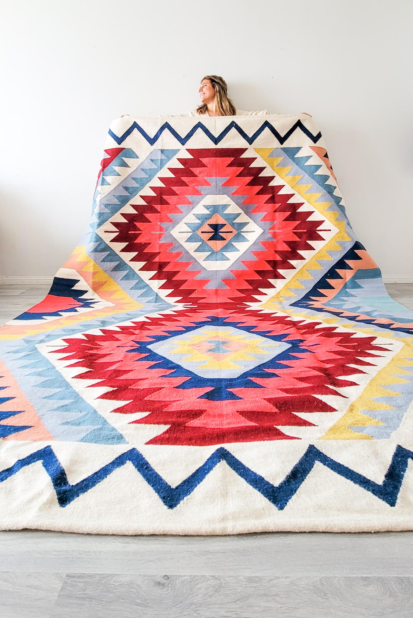 Der handgewebte Kelimteppich von Luxor ist ein farbenfroher Teppich, der Ihrem Raum Persönlichkeit und Wärme verleiht.

Beschreibung des Produkts
Hergestellt aus natürlicher Wolle 
Farben:  Burgunderrot, Gelb, Blau, Lachs, Creme, Mint, Lila,