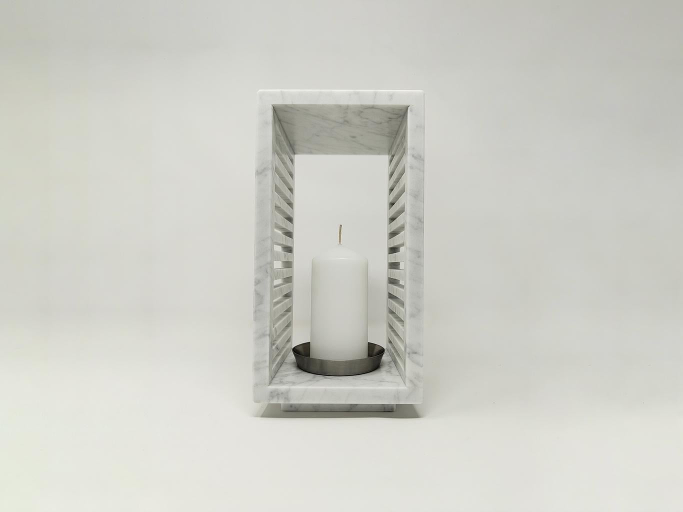 Luxor - Designed by Bruna Rapisarda.
Dettagli preziosi che illuminano con discrezione. 

La lanterna Luxor nasce per evocare atmosfere suggestive, reinterpretando la tradizione in chiave contemporanea.

Realizzata in marmo di Carrara, questa