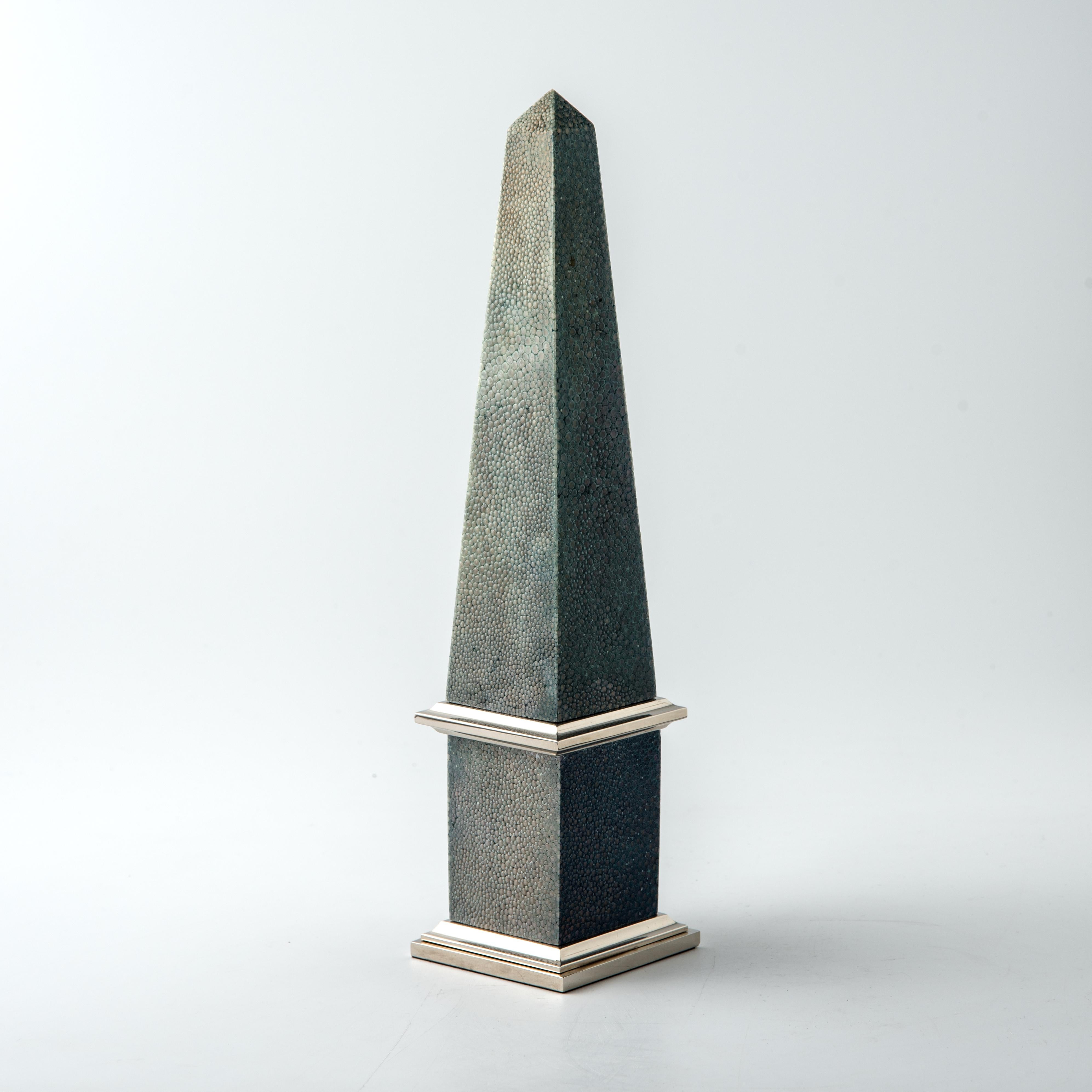 Añada un toque exclusivo y refinado a su decoración con LUXOR, el reloj de sobremesa con forma de obelisco inspirado en la arquitectura del Antiguo Egipto. Perfecto para ambientes modernos y clásicos, este extraordinario mueble combina historia,