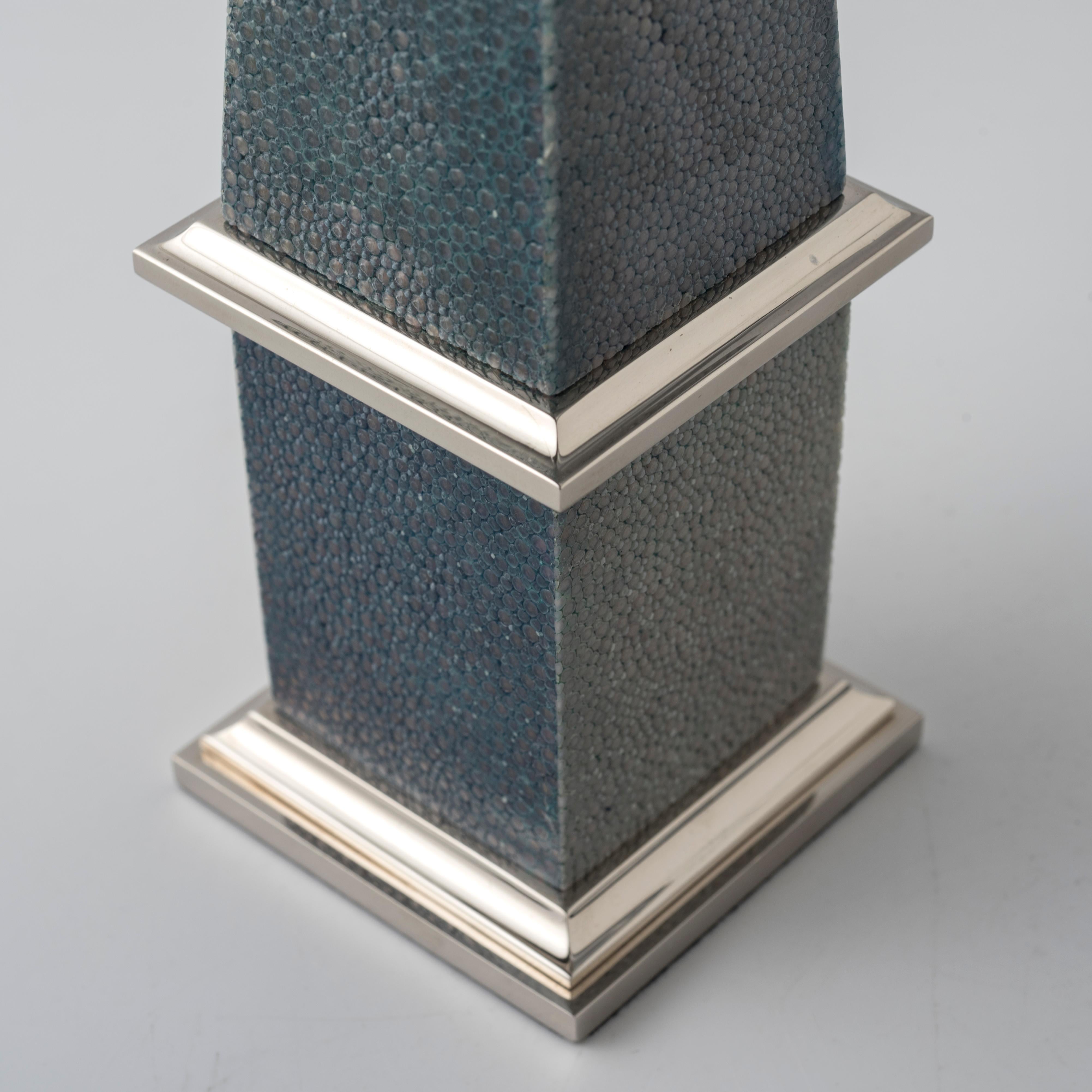 LUXOR Reloj obelisco  en cuero shagreen -  Diseño inspirado en el Antiguo Egipto Galvanizado en venta
