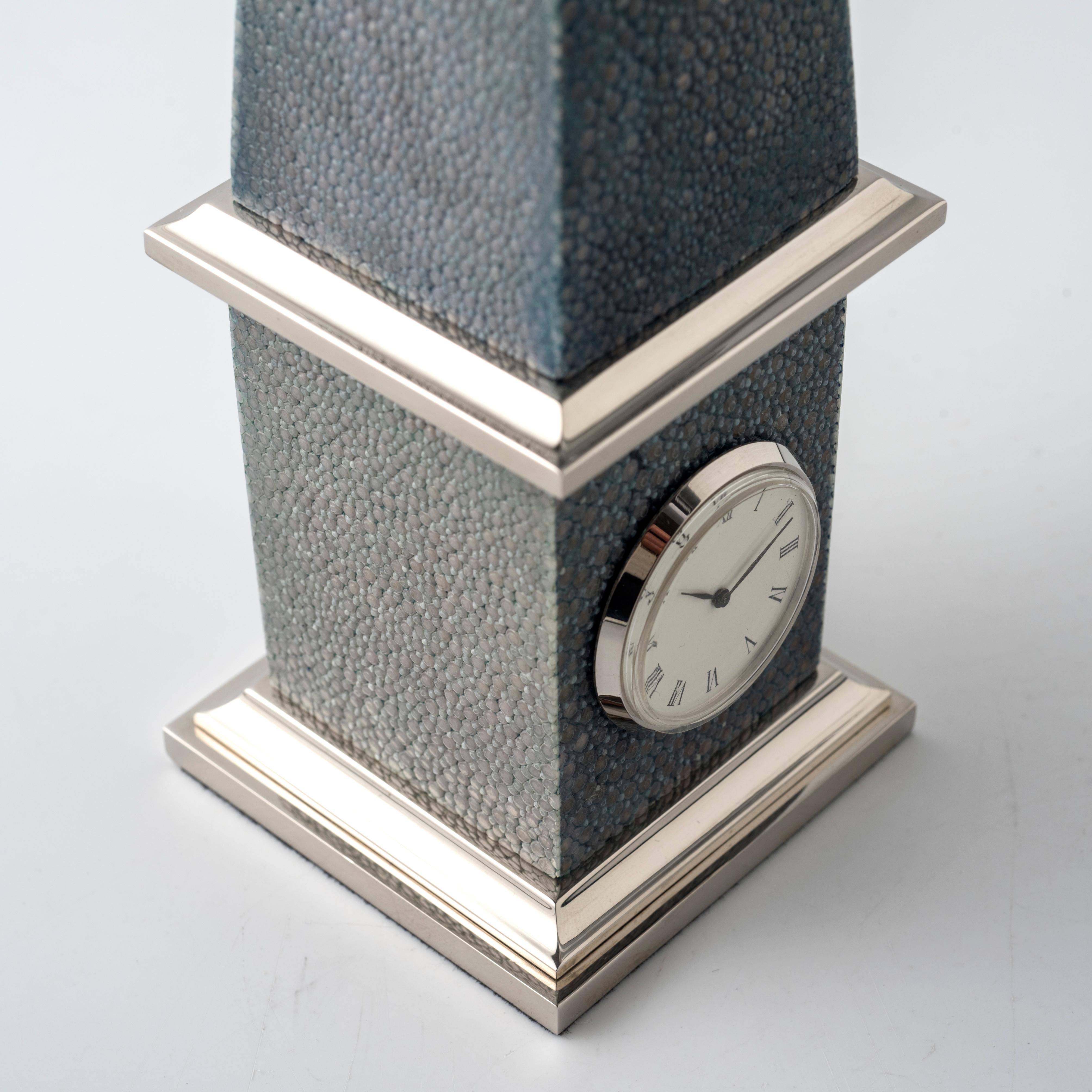 LUXOR Reloj obelisco  en cuero shagreen -  Diseño inspirado en el Antiguo Egipto en Nuevo estado para la venta en Spilimbergo, IT