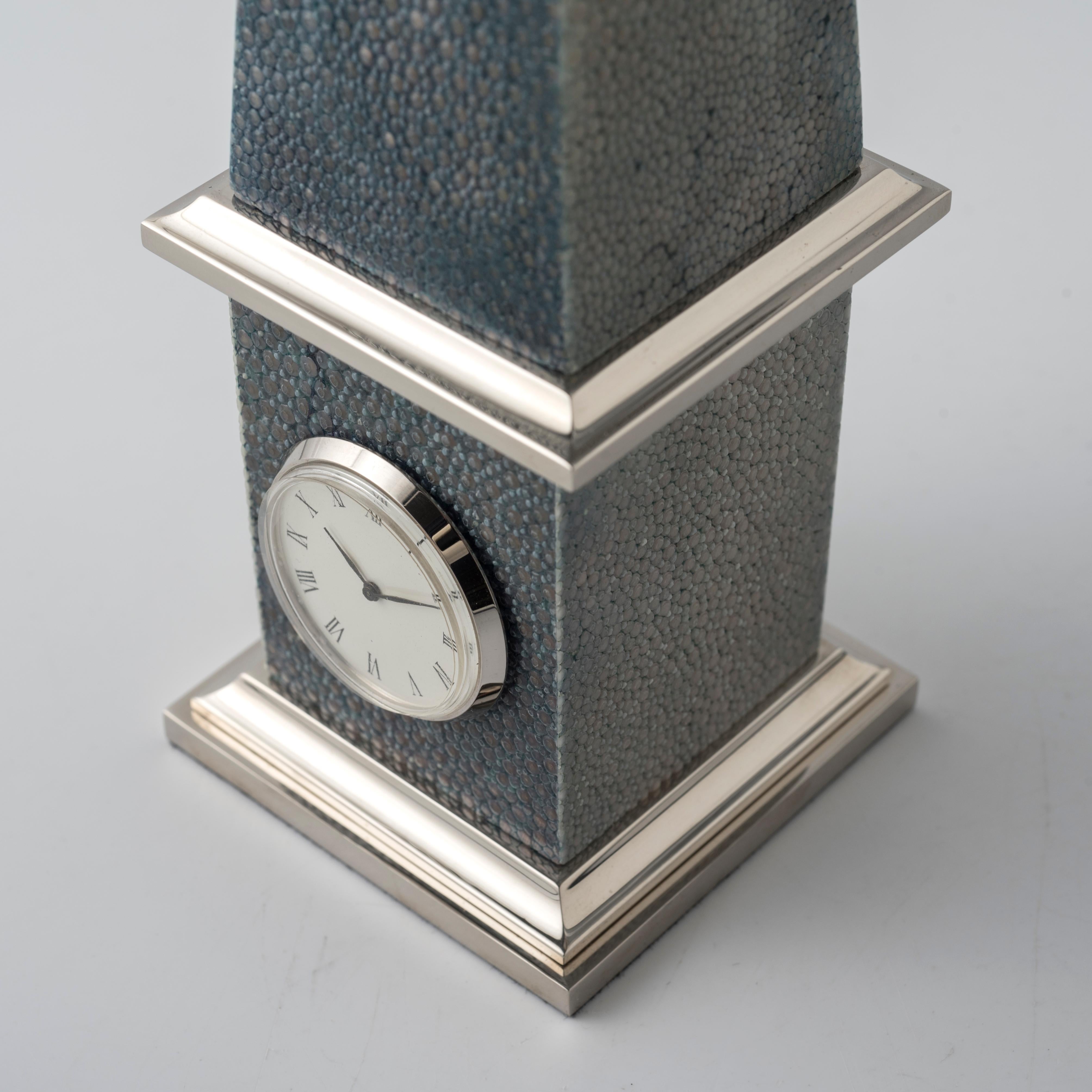 LUXOR Reloj obelisco  en cuero shagreen -  Diseño inspirado en el Antiguo Egipto Contemporáneo en venta