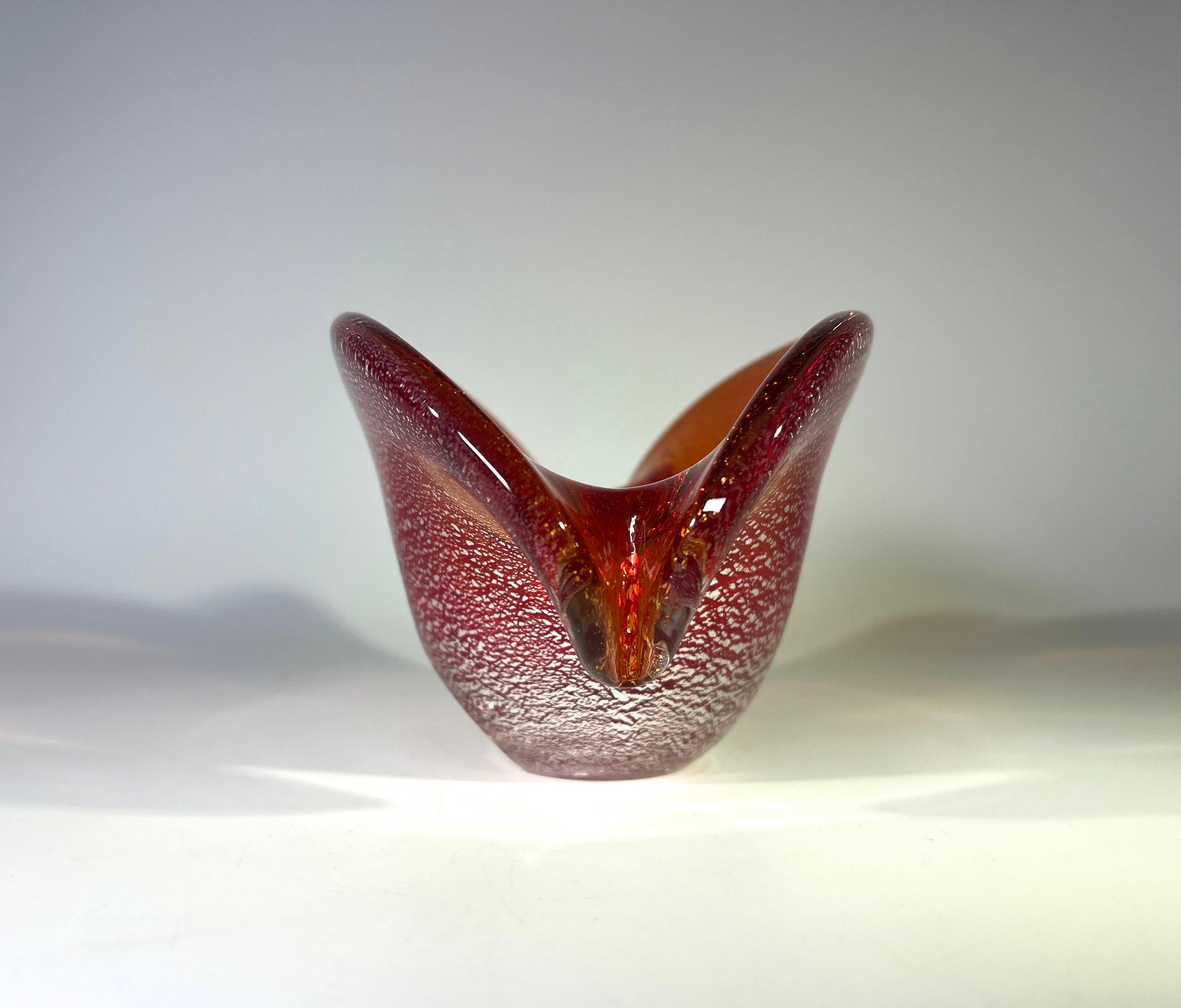 Luxuriant Liquid Amber And Silver Shards, Murano Glass Clam Shell Vase In Excellent Condition For Sale In Rothley, Leicestershire