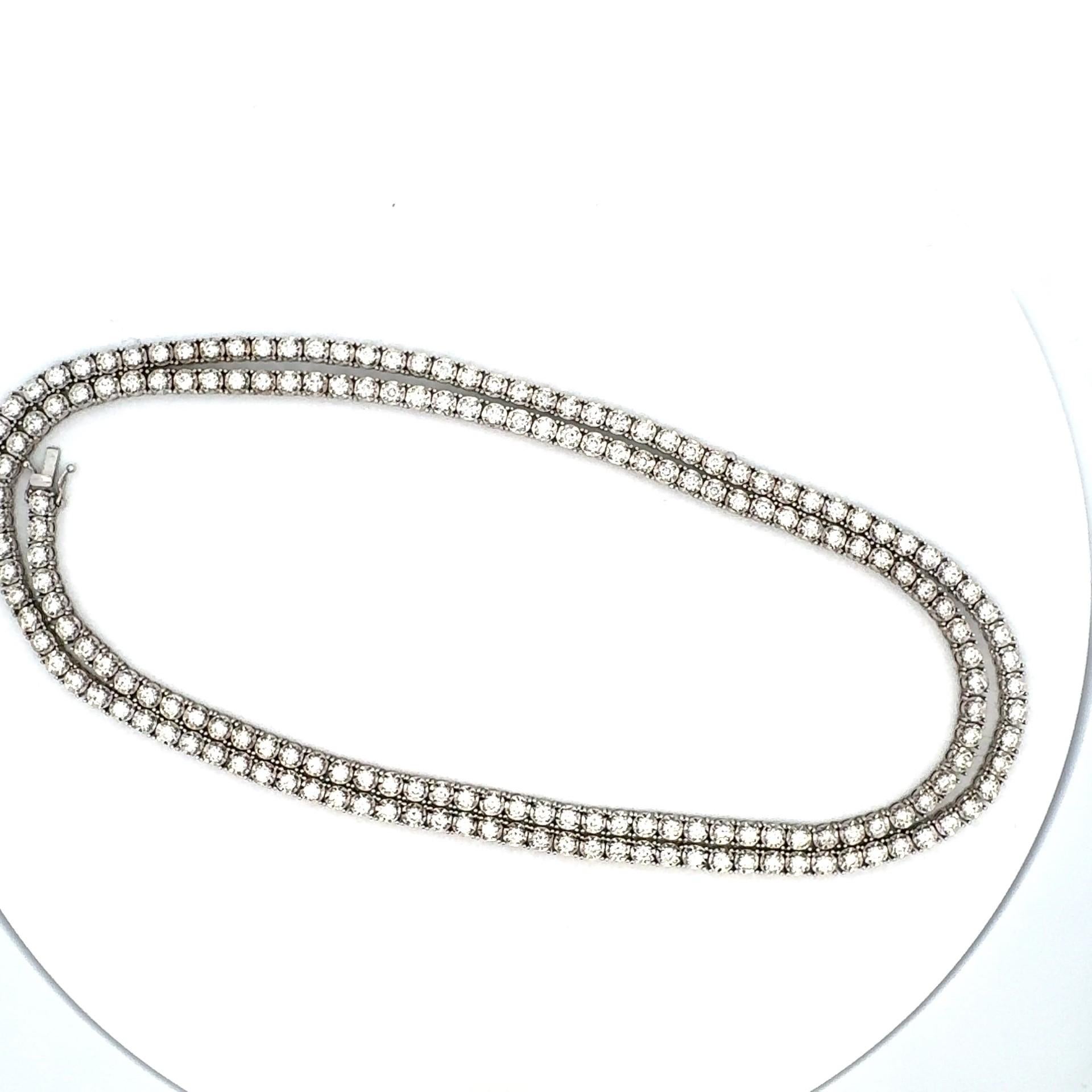 Raffigura una collana di 31 pollici realizzata in oro bianco da 14 carati. La collana può essere indossata in doppia fila o in fila indiana, è incastonata in un motivo a maglia stretta per tutta la sua lunghezza con quattro punte in un'incastonatura