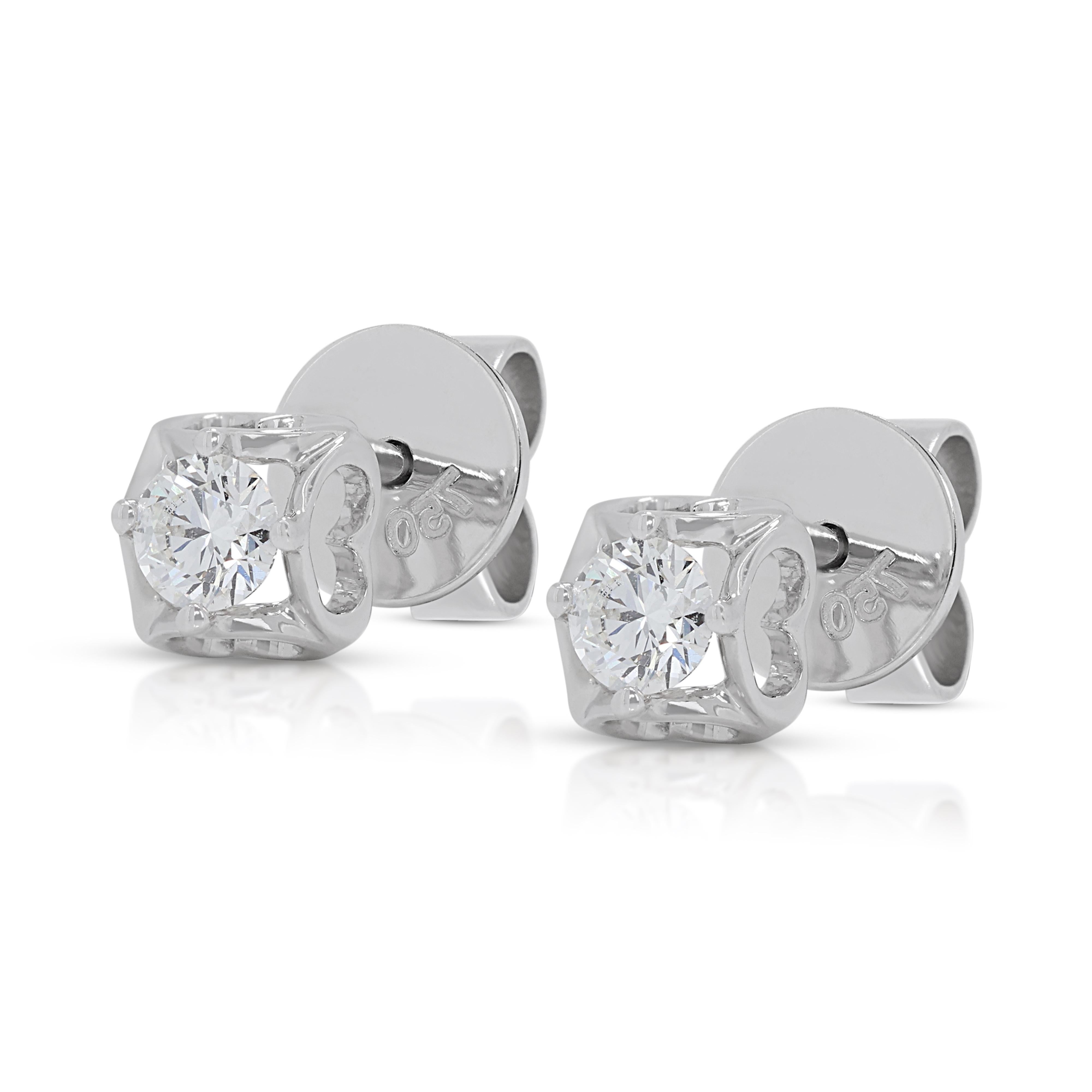 Luxurious 0.20ct Diamond Stud Earrings in 18k White Gold In Excellent Condition For Sale In רמת גן, IL