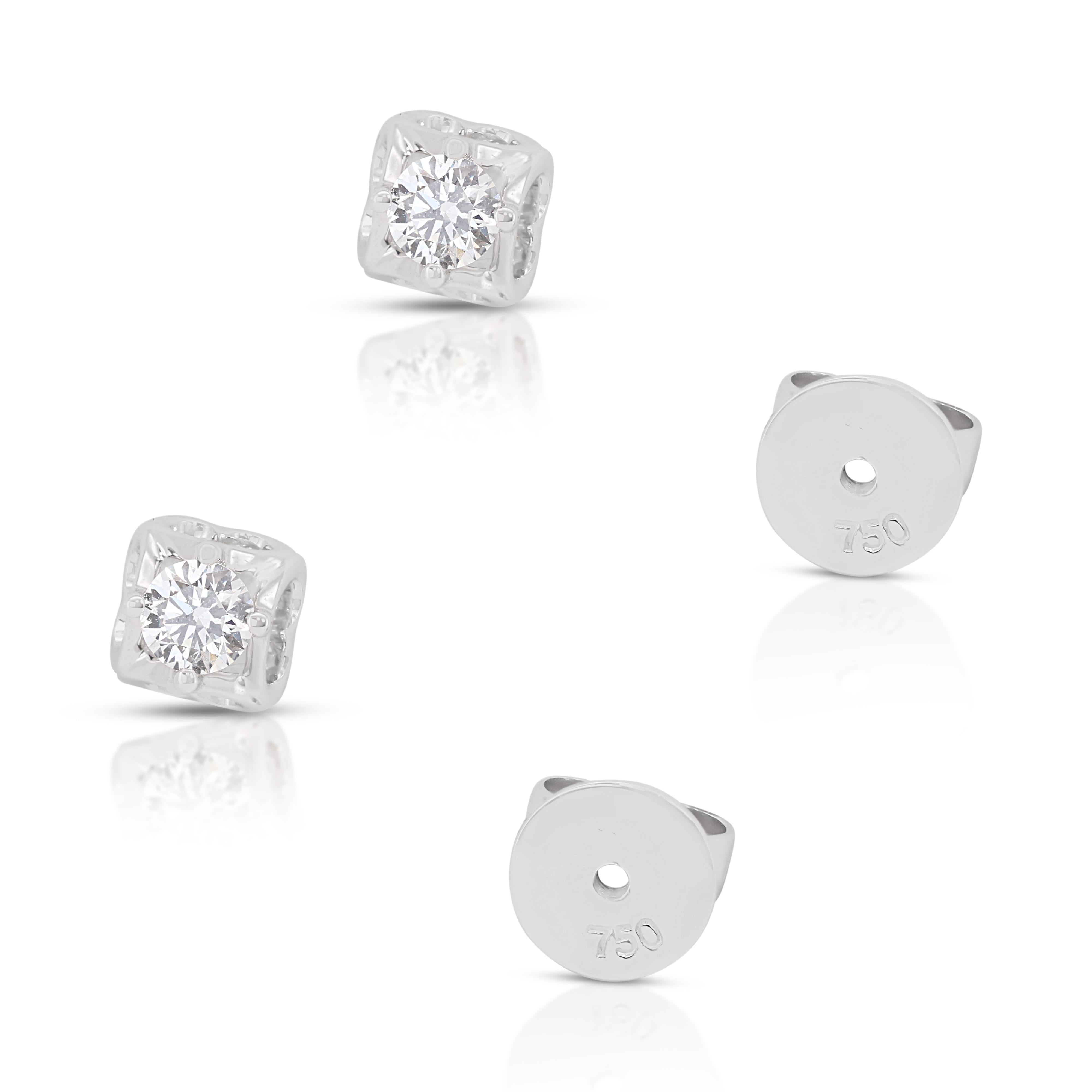 Luxurious 0.20ct Diamond Stud Earrings in 18k White Gold For Sale 2