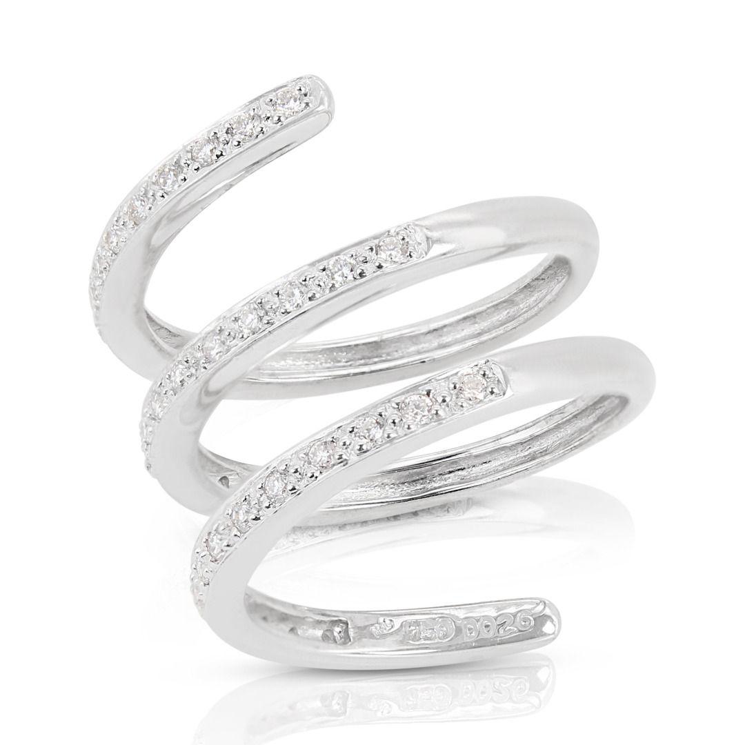Luxueuse bague en or blanc 18 carats avec diamants en forme de spirale de 0,26 carat Neuf - En vente à רמת גן, IL