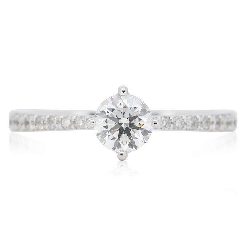 Luxuriöser 0,4 ct. Runder Brillant-Diamantring

Einzelheiten zum Produkt:
 
Metall: 18K Weißgold

Hauptstein: 1 Stück runder Brillant
Farbe: E
Klarheit: VS2
Karatgewicht: 0,40 Karat
 
Sidestone: 16 Stück runde Diamanten
Farbe: F-G
Klarheit: