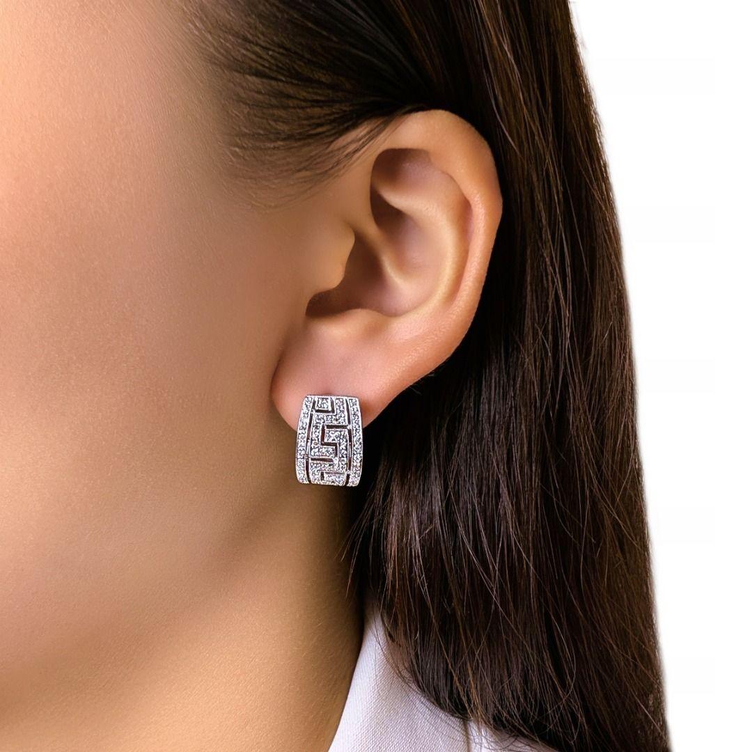 Ces boucles d'oreilles présentent 108 diamants ronds et brillants d'une valeur totale de 0,51 carat, de couleur G-H et de pureté VS-SI, sertis de manière complexe dans un motif géométrique qui allie l'élégance classique à la modernité. Fabriquées en