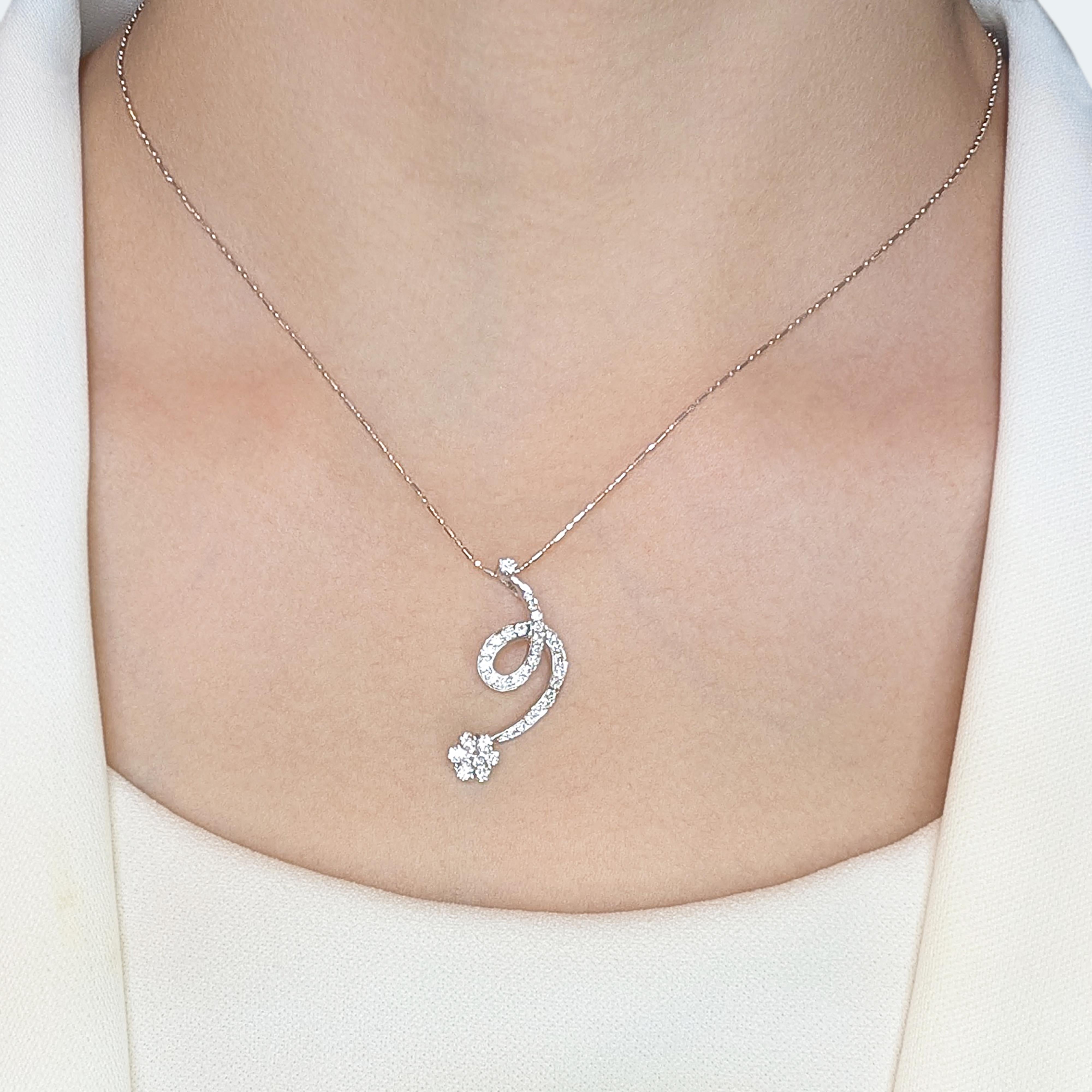 Eleva tu elegancia con este deslumbrante colgante de diamantes de 0,52 ct, una auténtica declaración de brillantez y sofisticación. Elaborado en lujoso oro blanco de 18 quilates, este colgante incorpora 35 diamantes brillantes redondos naturales que