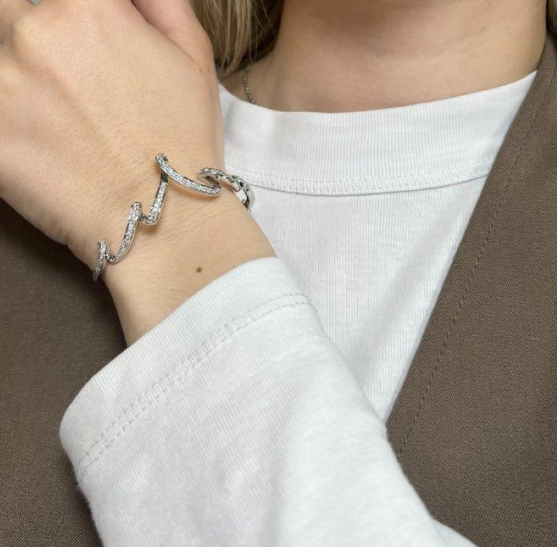Taille ronde Luxueux bracelet en or blanc 18 carats avec diamants ronds brillants de 0,56 carat en vente