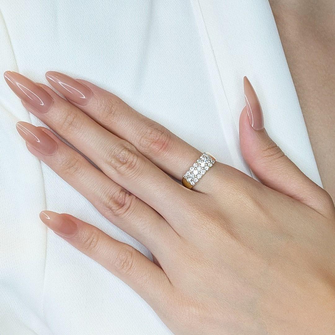 Cette bague luxueuse, réalisée avec brio en or jaune 18 carats, est ornée de 21 diamants naturels ronds et brillants, d'une valeur totale de 0,59 carat. D'une couleur H-I et d'une pureté VS, ces diamants rayonnent d'un éclat captivant. La bague a un