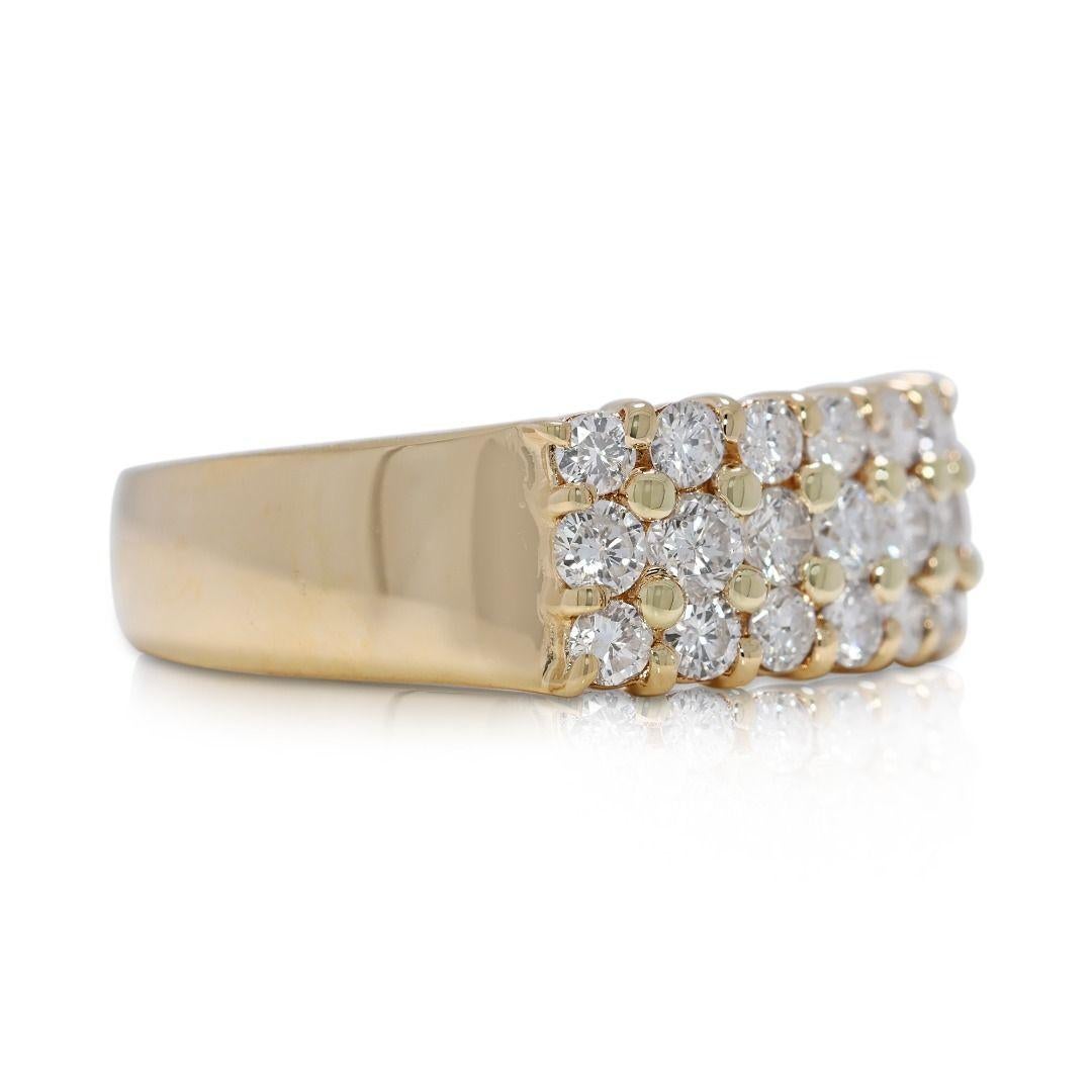 Taille ronde Luxueuse bague en or jaune 18 carats avec diamant naturel de 0,59 carat en vente