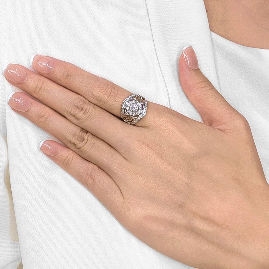 Questo nuovo anello unisce l'eleganza classica alla maestria artigianale, con un diamante tondo brillante da 0,25 ct (colore G, purezza VS) al centro. Intorno ad esso ci sono 38 diamanti tondi taglio brillante per un totale di 0,38 carati (colore