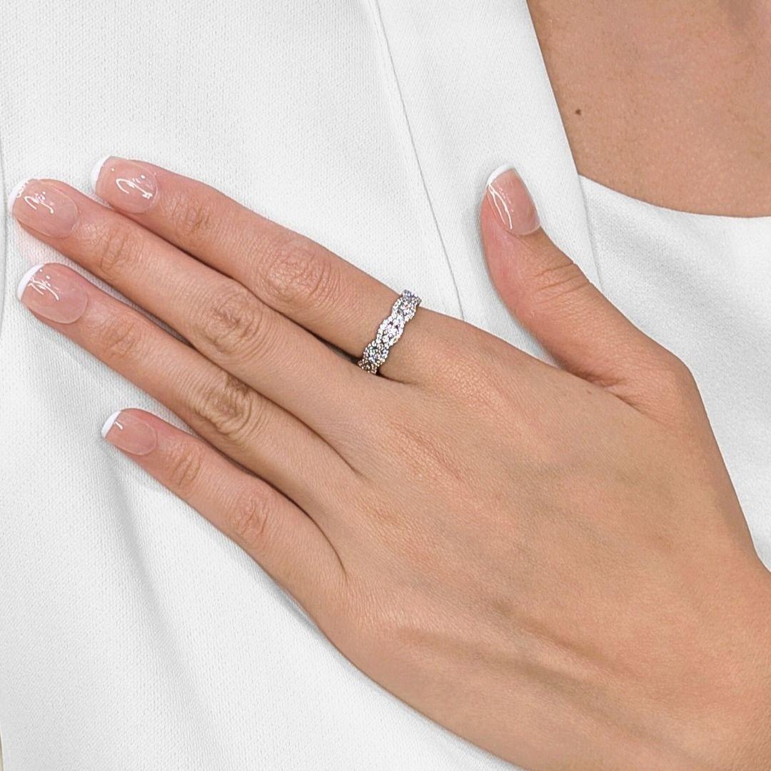 Illuminez chacun de vos gestes avec cette élégante bague, dotée d'un design demi-éternité festonné serti de 67 diamants ronds de taille brillant d'une valeur totale de 0,65 ct. Chaque pierre de couleur G et de pureté VVS est assemblée avec précision