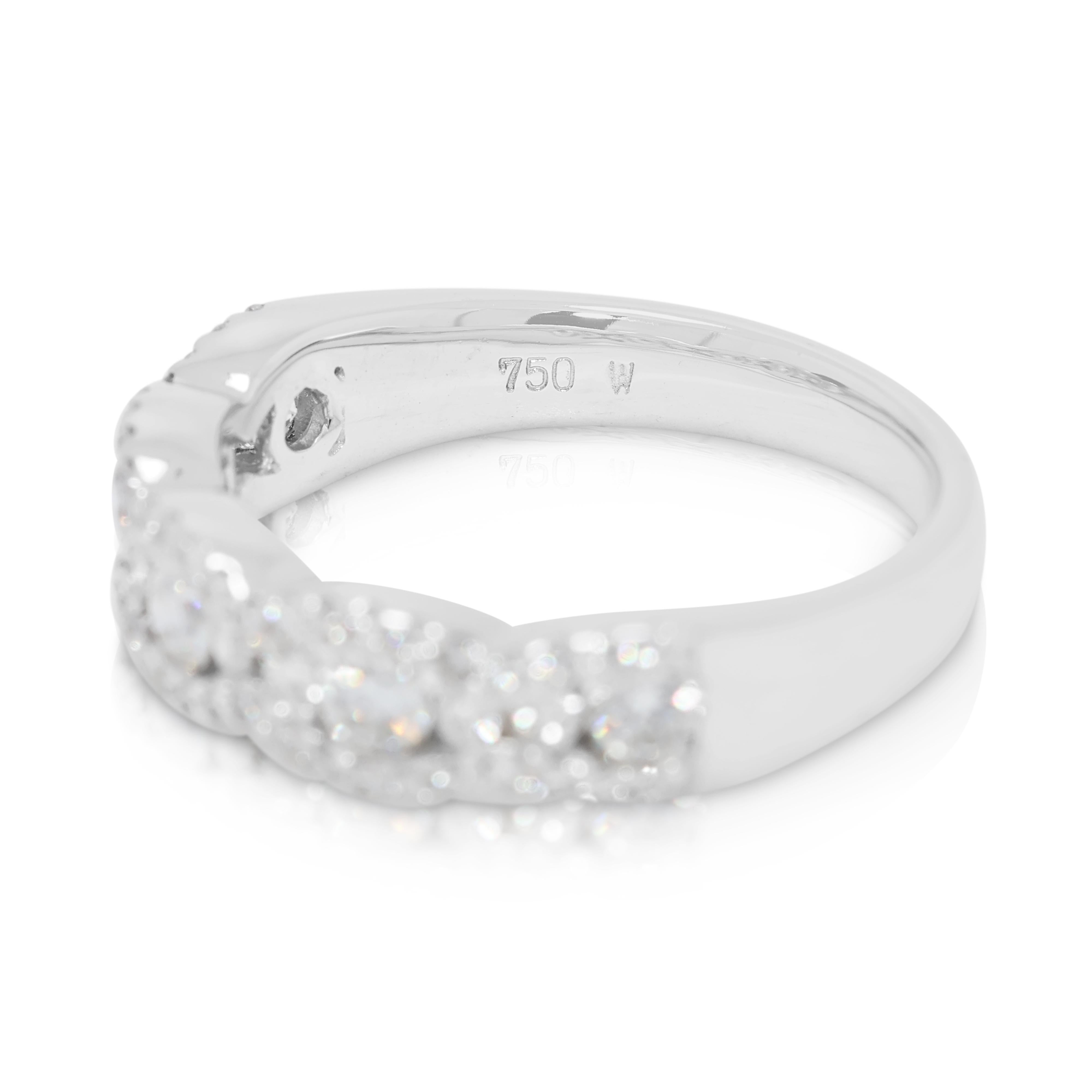 Taille ronde Luxueuse bague en or blanc 18 carats ornée d'un diamant naturel de 0,65 ct. en vente