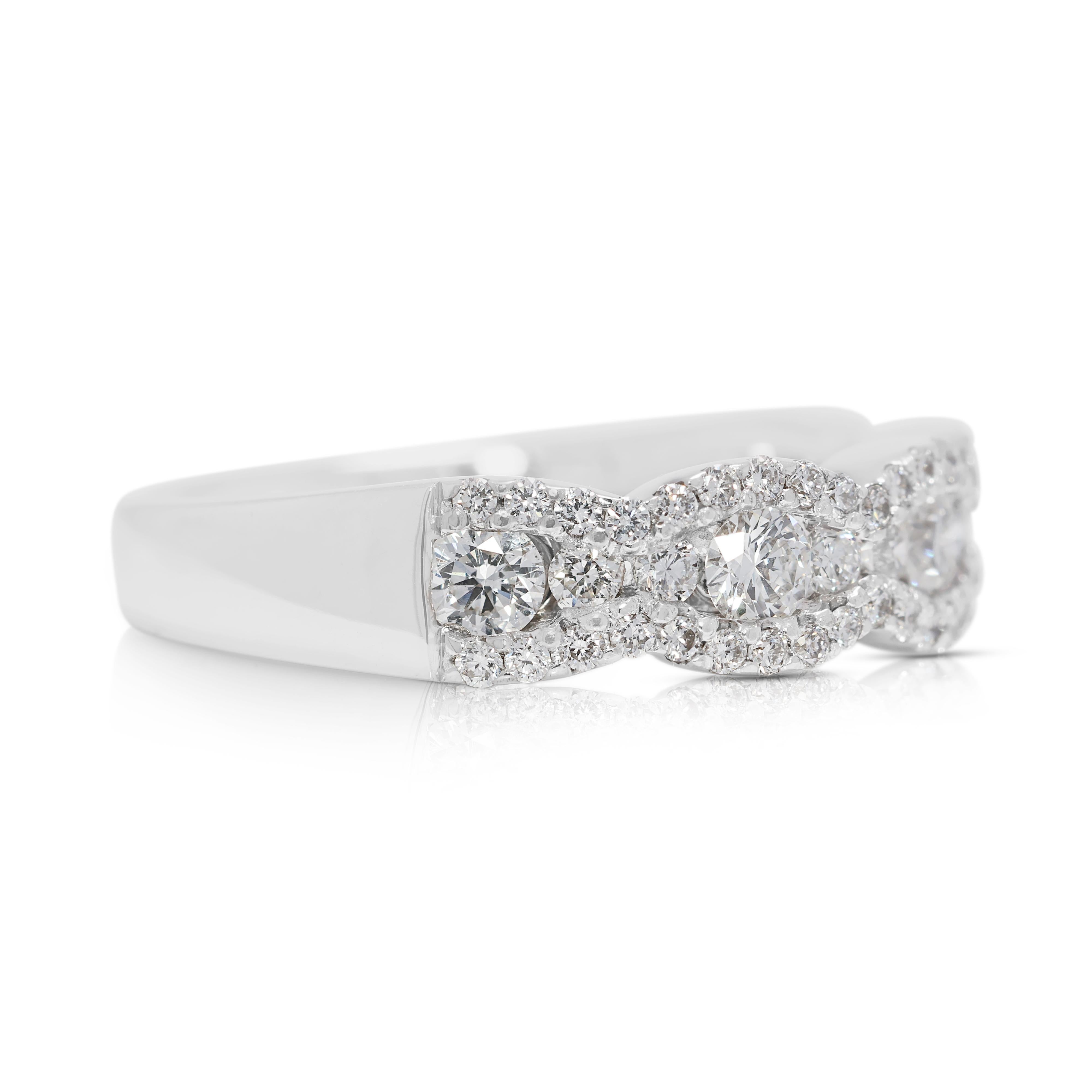 Luxueuse bague en or blanc 18 carats ornée d'un diamant naturel de 0,65 ct. Excellent état - En vente à רמת גן, IL