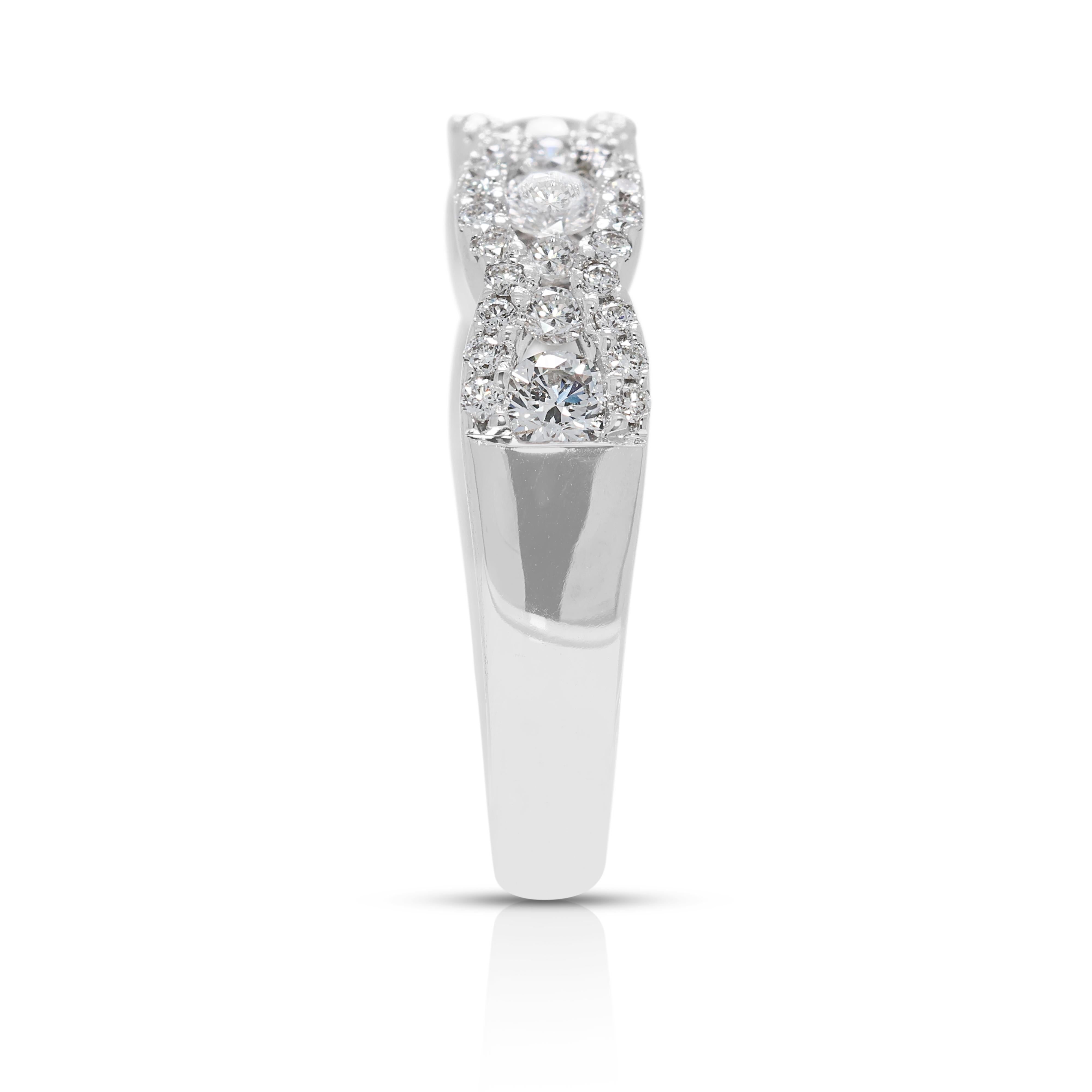 Luxueuse bague en or blanc 18 carats ornée d'un diamant naturel de 0,65 ct. Pour femmes en vente