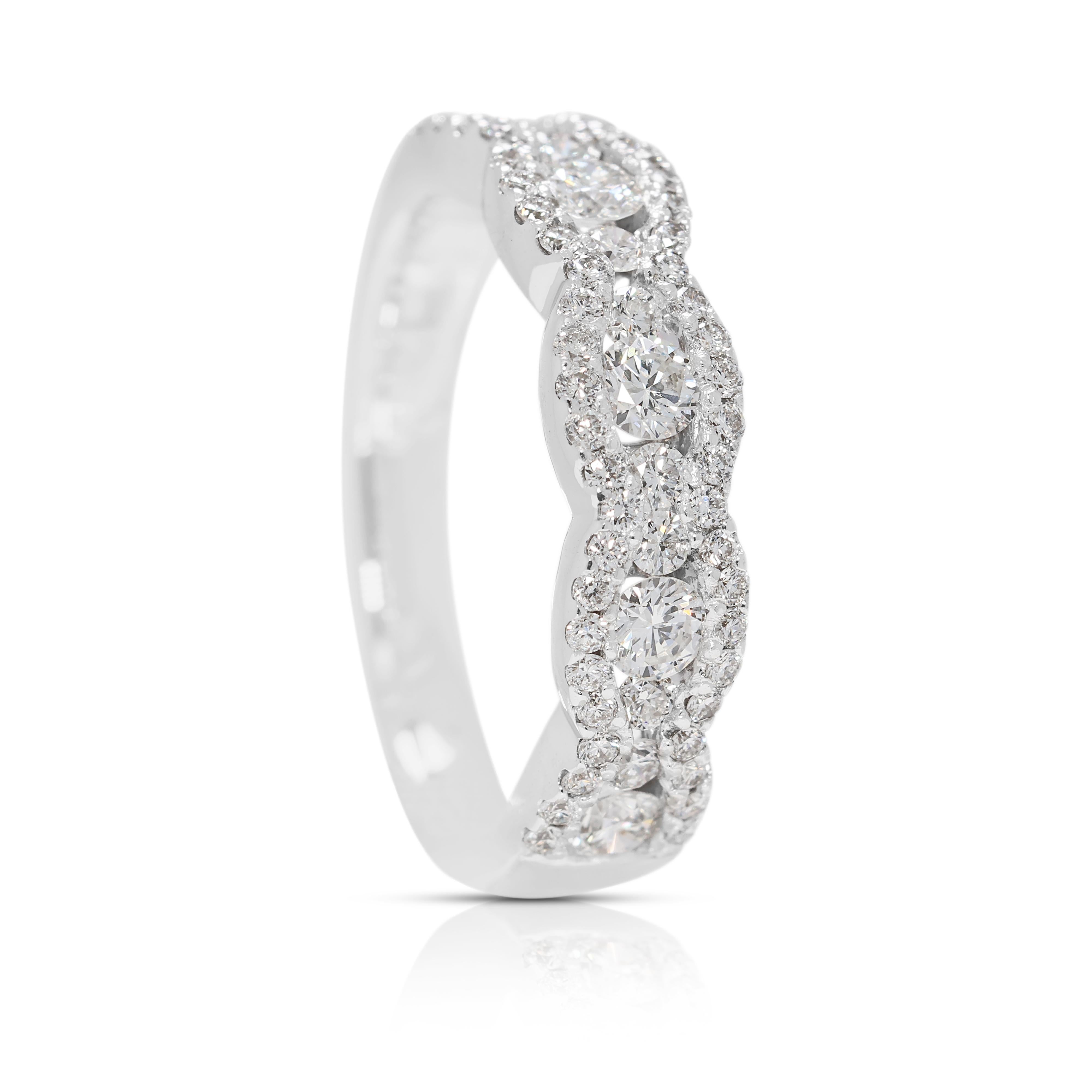 Luxueuse bague en or blanc 18 carats ornée d'un diamant naturel de 0,65 ct. en vente 1