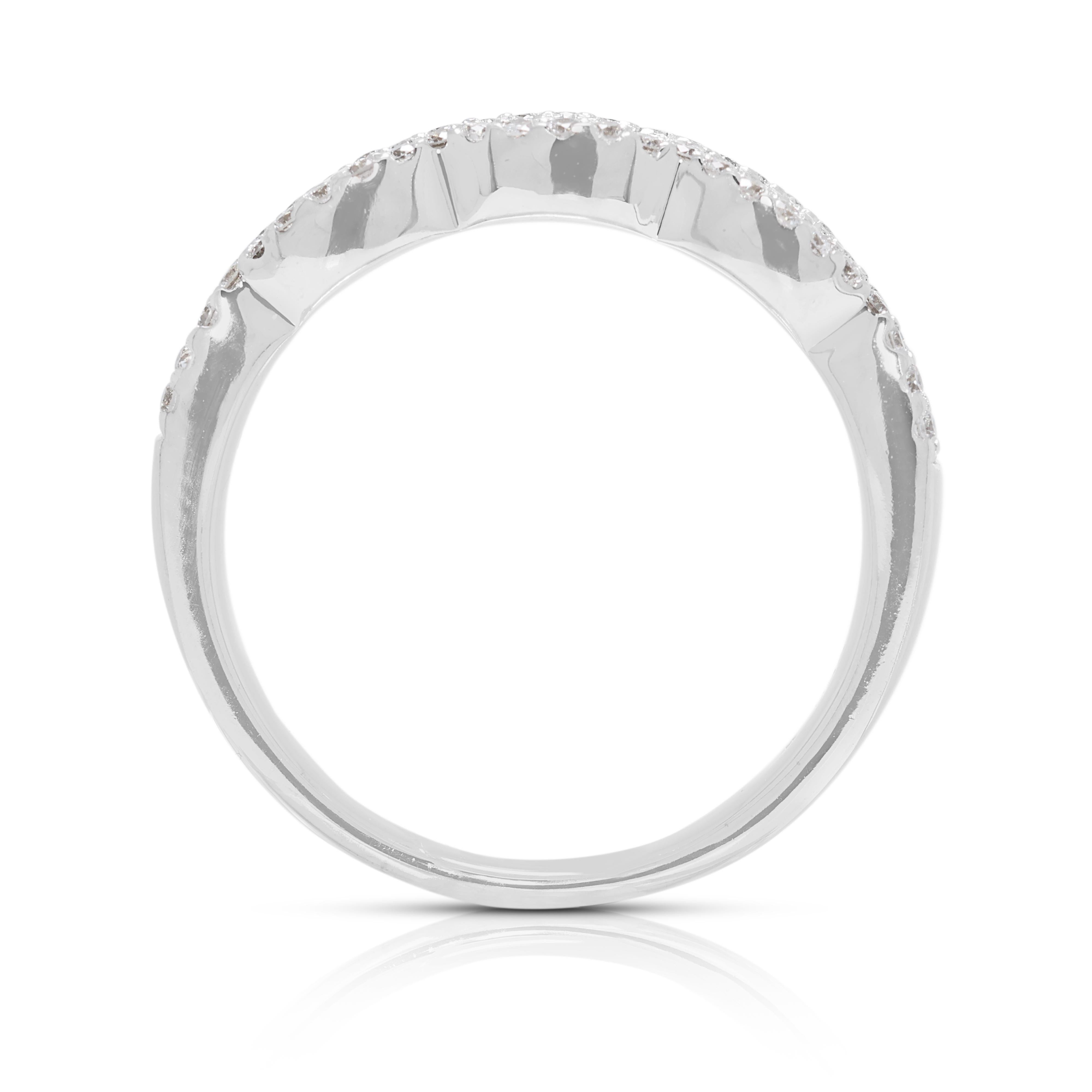 Luxueuse bague en or blanc 18 carats ornée d'un diamant naturel de 0,65 ct. en vente 2