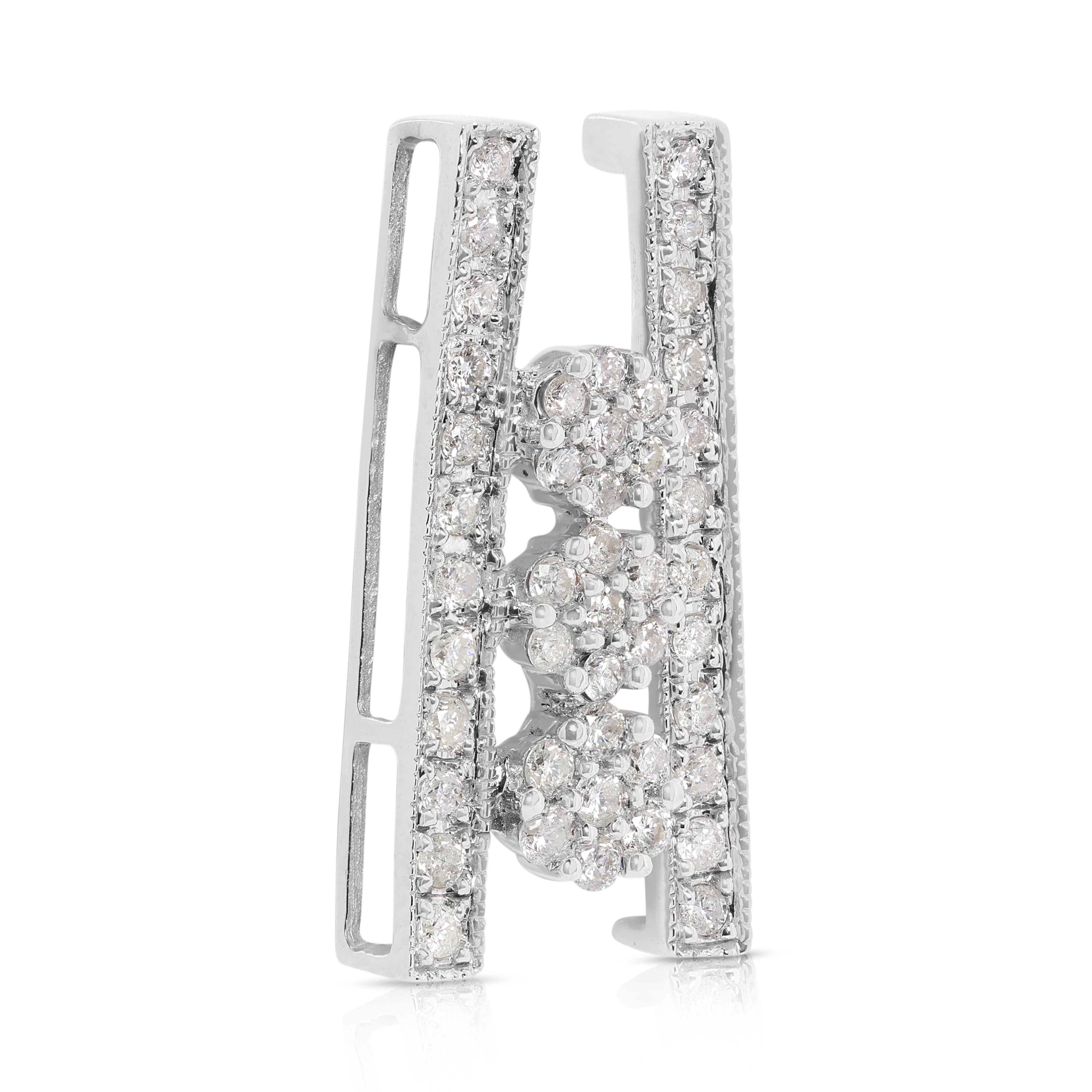 Taille ronde Luxueux pendentif en or blanc 18 carats avec diamant naturel de 0,67 carat en vente