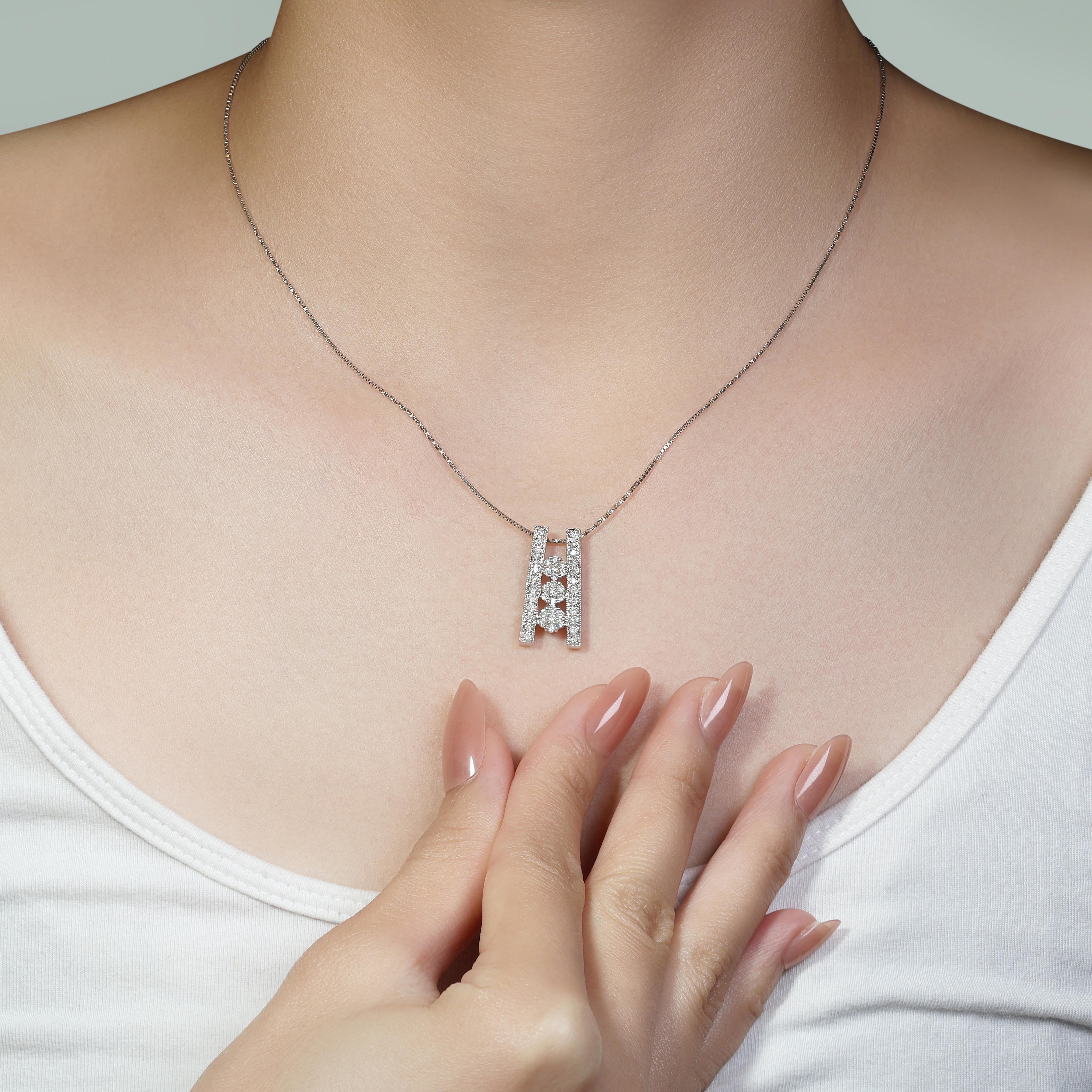 Ce superbe pendentif en or blanc 18 carats est une véritable incarnation de l'élégance et de l'éclat. Ornée de 45 diamants ronds d'une valeur totale de 0,67 carat, chaque pierre a été soigneusement sélectionnée en fonction de sa couleur et de sa