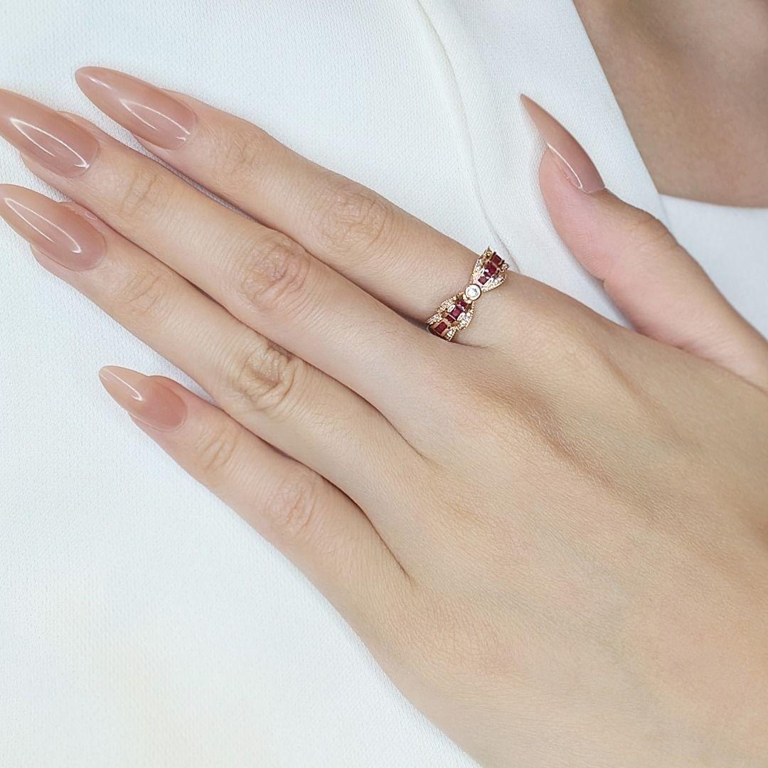 Cette bague enchanteresse inspirée des rubans incarne la grâce et la féminité avec son design délicat et ses matériaux luxueux. Réalisée en or rose 18 carats, sa teinte douce et romantique s'harmonise parfaitement avec l'éclat vibrant de 10 rubis de