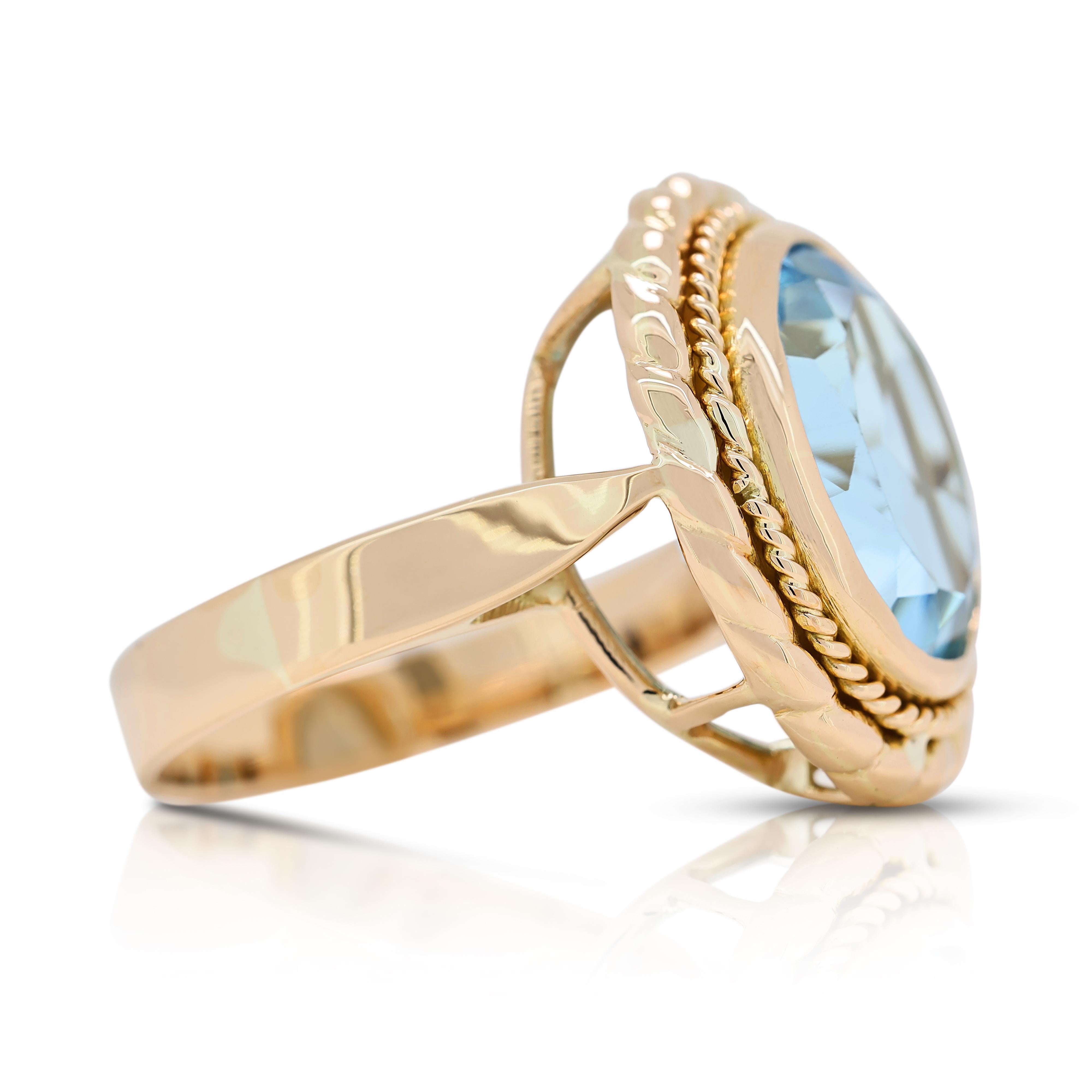 Taille ovale Luxueuse bague dôme en or jaune 18 carats avec topaze bleue de 10,2 carats en vente