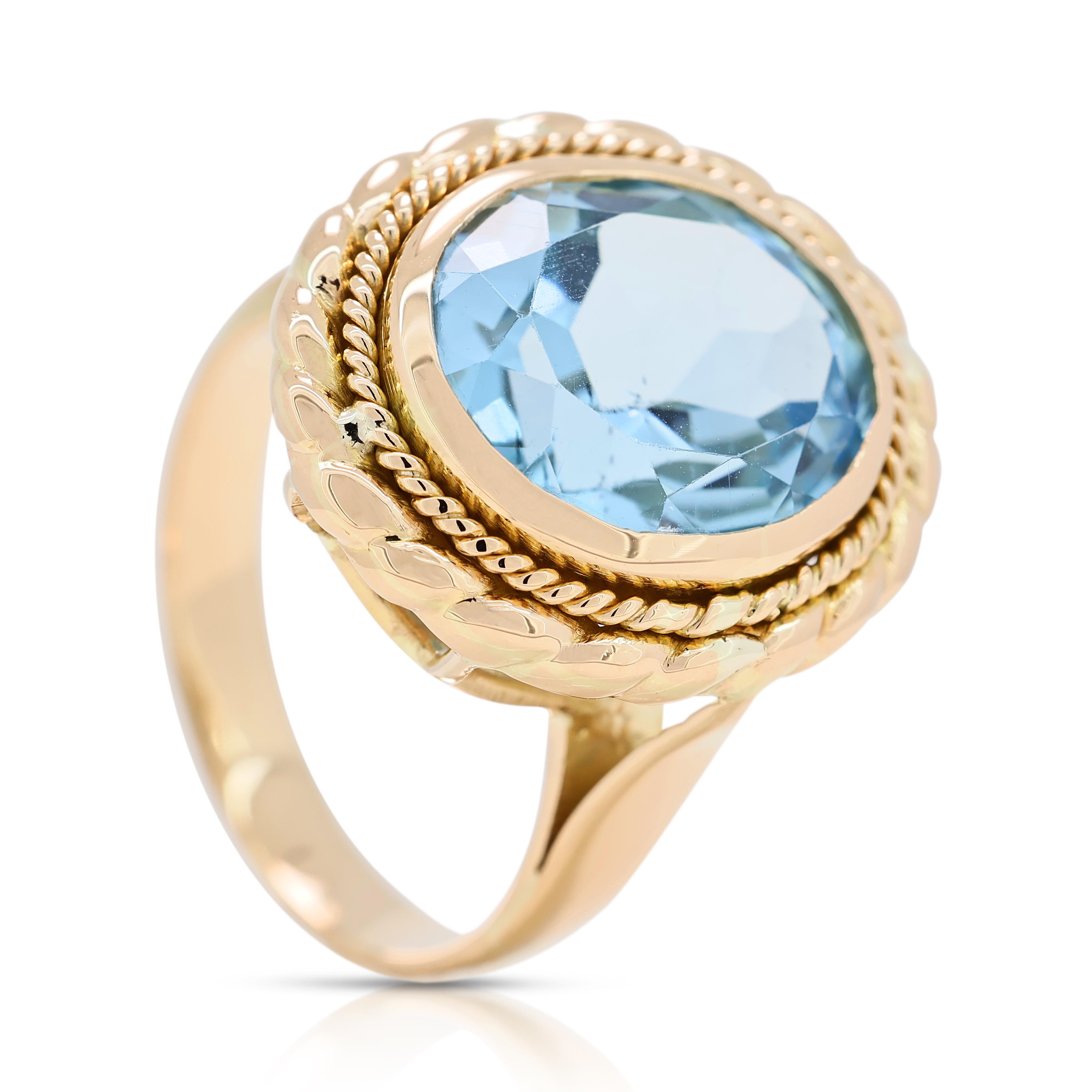 Luxueuse bague dôme en or jaune 18 carats avec topaze bleue de 10,2 carats Excellent état - En vente à רמת גן, IL