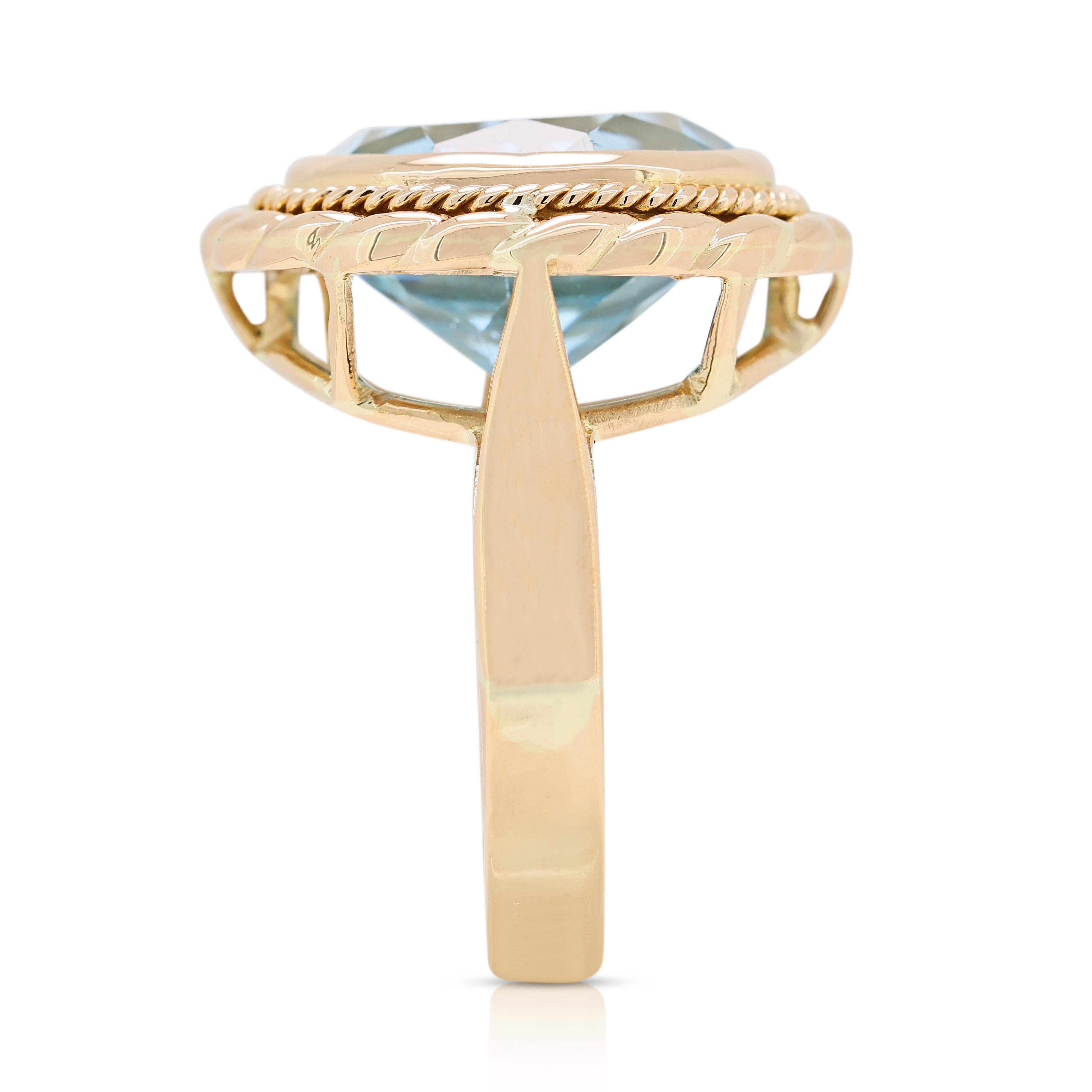 Luxueuse bague dôme en or jaune 18 carats avec topaze bleue de 10,2 carats en vente 1