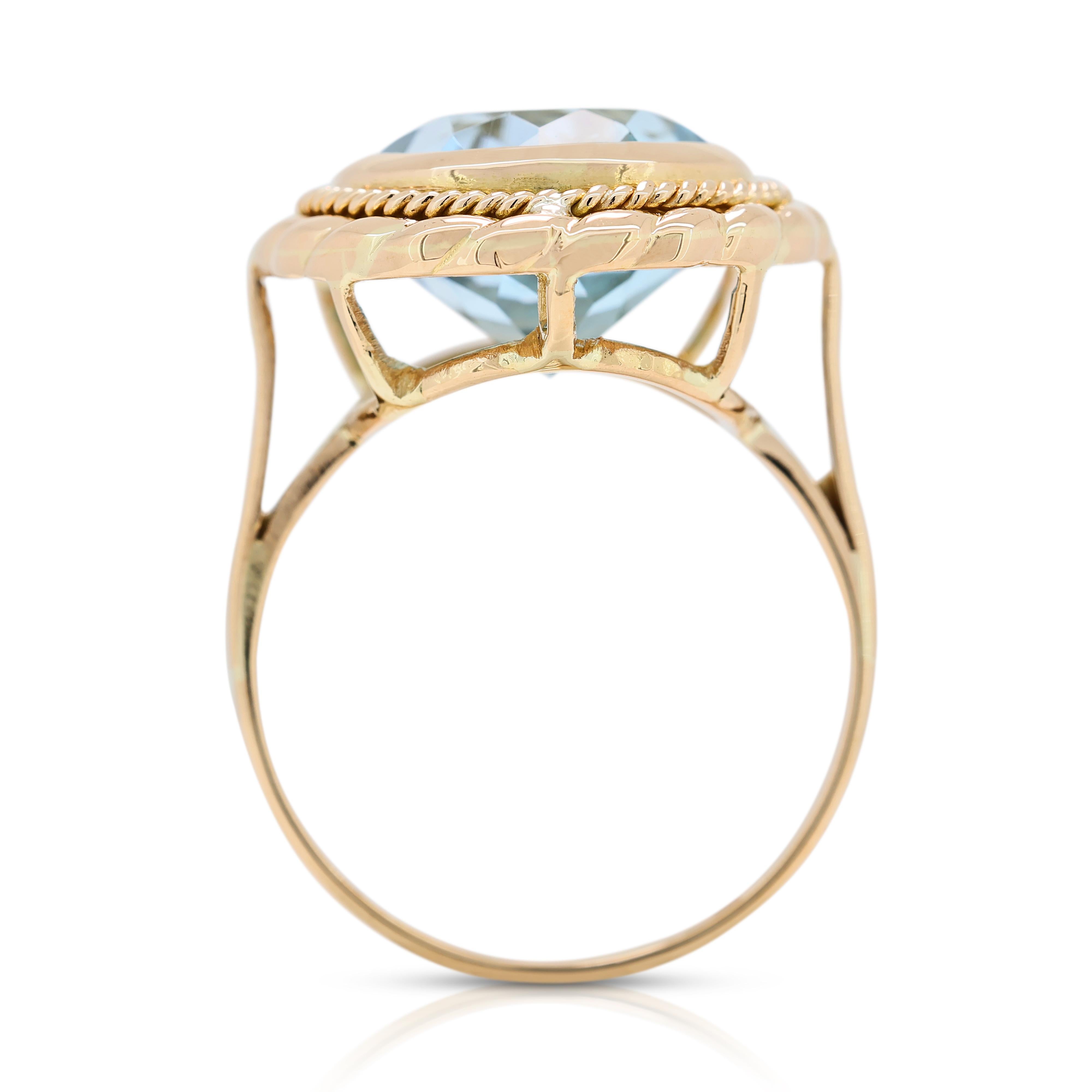Luxueuse bague dôme en or jaune 18 carats avec topaze bleue de 10,2 carats en vente 2