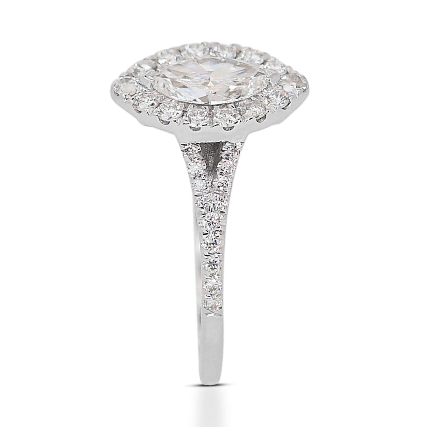 Luxurious 1.06ct Diamonds Halo Ring in 18k White Gold - GIA Certified In New Condition For Sale In רמת גן, IL