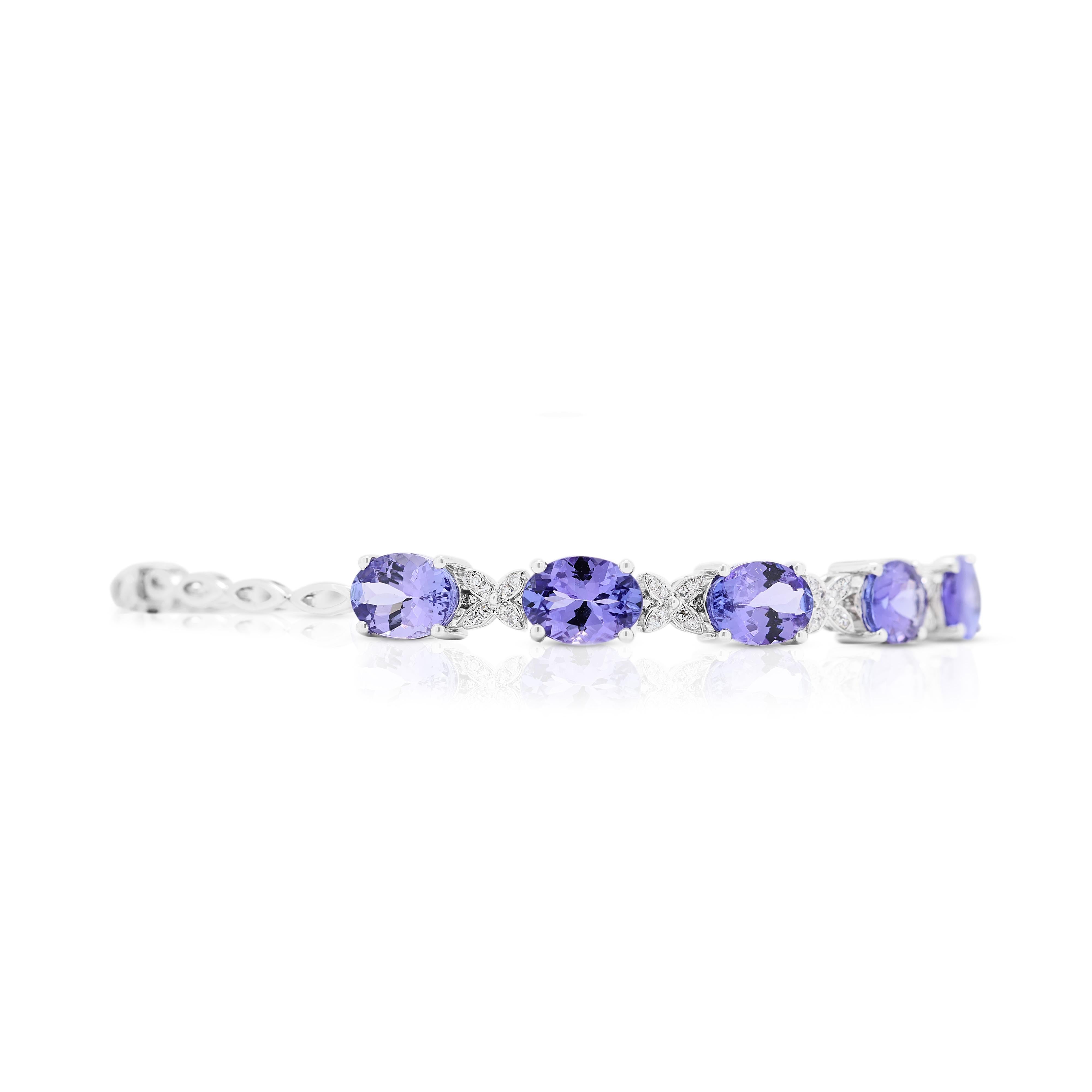 Luxurious 10.92ct Tanzanite and Diamond Bracelet in 18K White Gold In Excellent Condition In רמת גן, IL