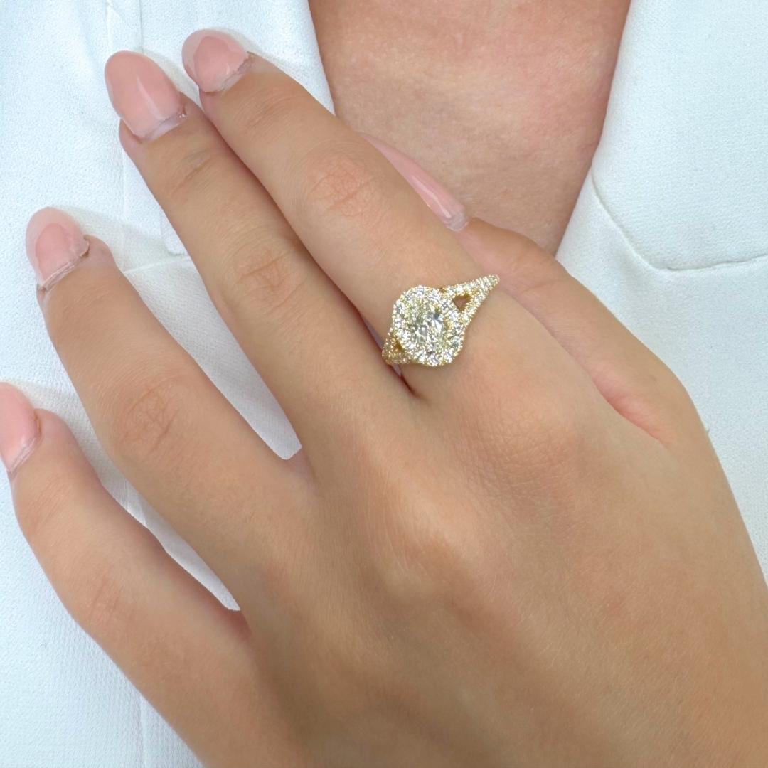 Lussuoso anello aureolato con 1,10 carati di diamanti in oro giallo 18 carati - certificato IGI

Questo affascinante anello con diamante aureolato in oro giallo 18 carati irradia calore e lusso, incentrato su uno splendido diamante dal taglio ovale