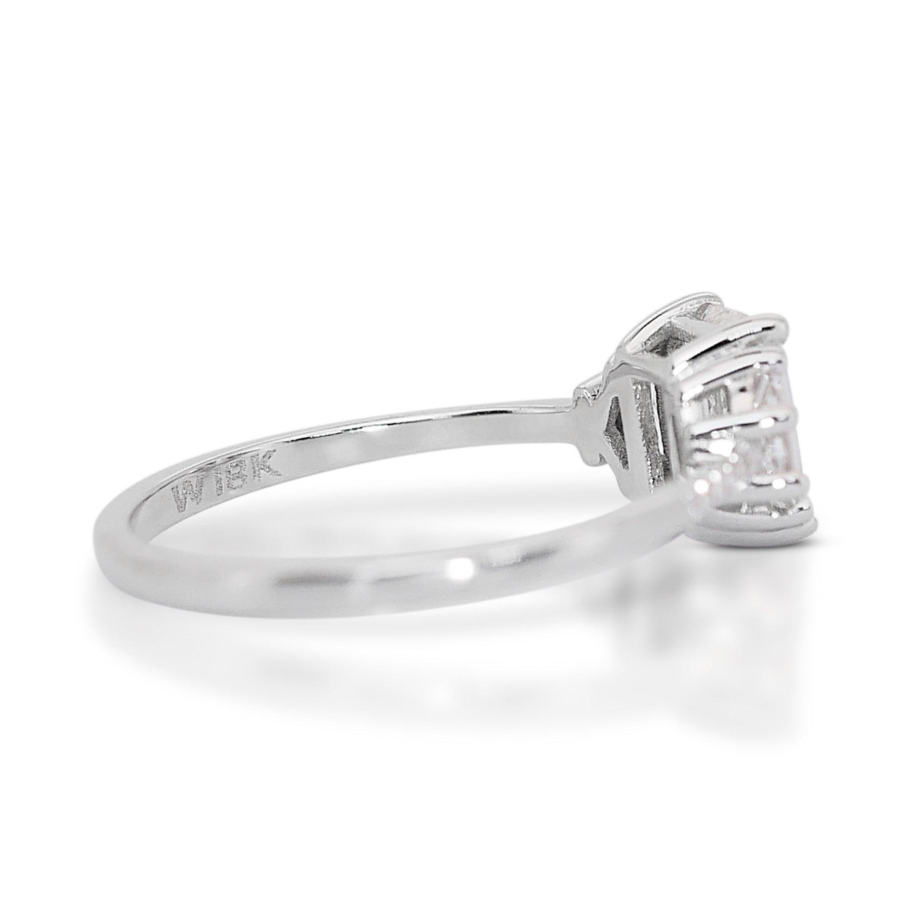 Luxurious 1.20ct Diamond 3-Stone Ring in 18k White Gold - GIA Certified  In New Condition For Sale In רמת גן, IL