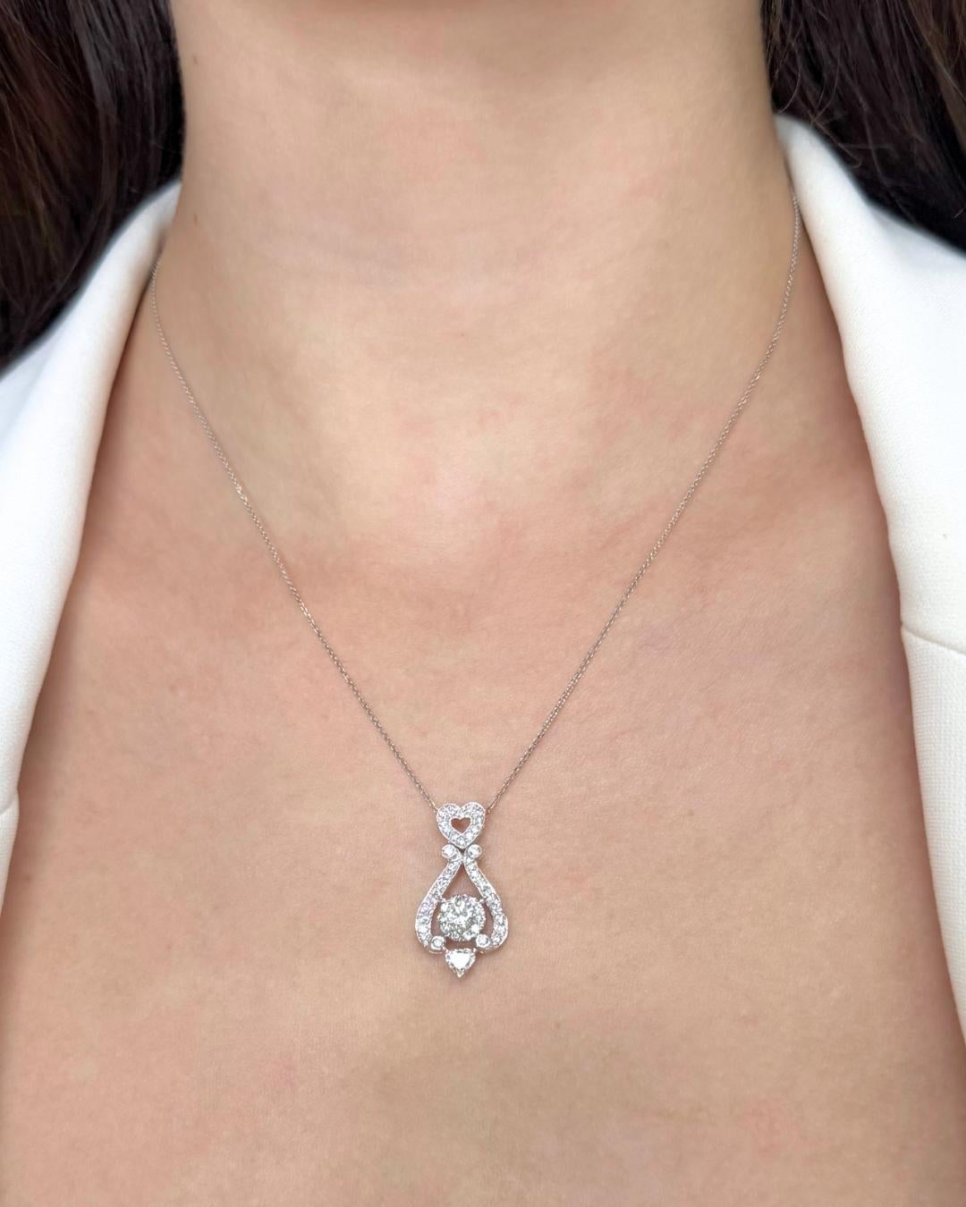Luxueux collier de 1,23ct de diamants avec pendentif en or blanc 18k - certifié IGI

Ce collier de diamants éblouissant allie magnifiquement l'élégance à une touche de sentiment. Le design présente un diamant rond de 0,37 carat, associé à un