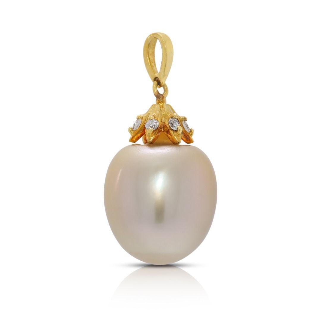 Luxurious 12.73mm South Sea Pearl & Natural Diamond Pendant in 18K Yellow Gold Corte redondo en venta