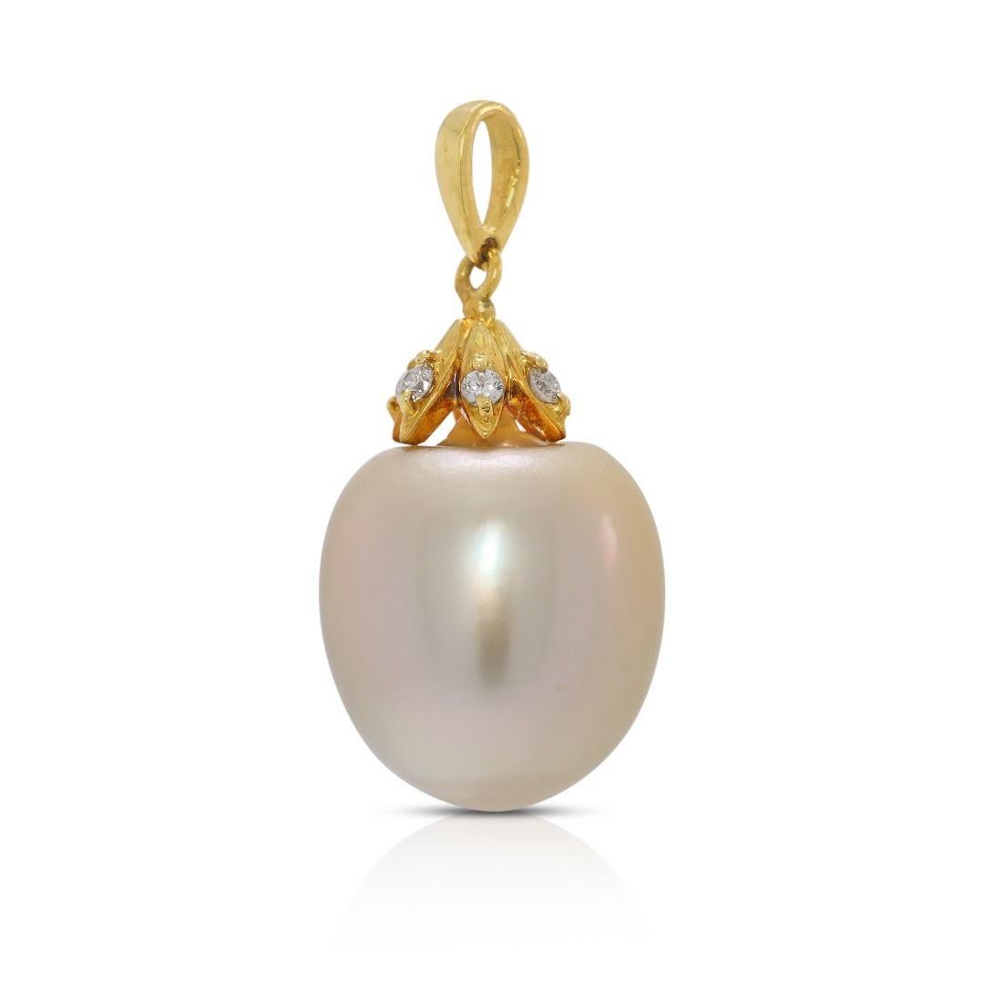 Luxurious 12.73mm South Sea Pearl & Natural Diamond Pendant in 18K Yellow Gold en Nuevo estado para la venta en רמת גן, IL