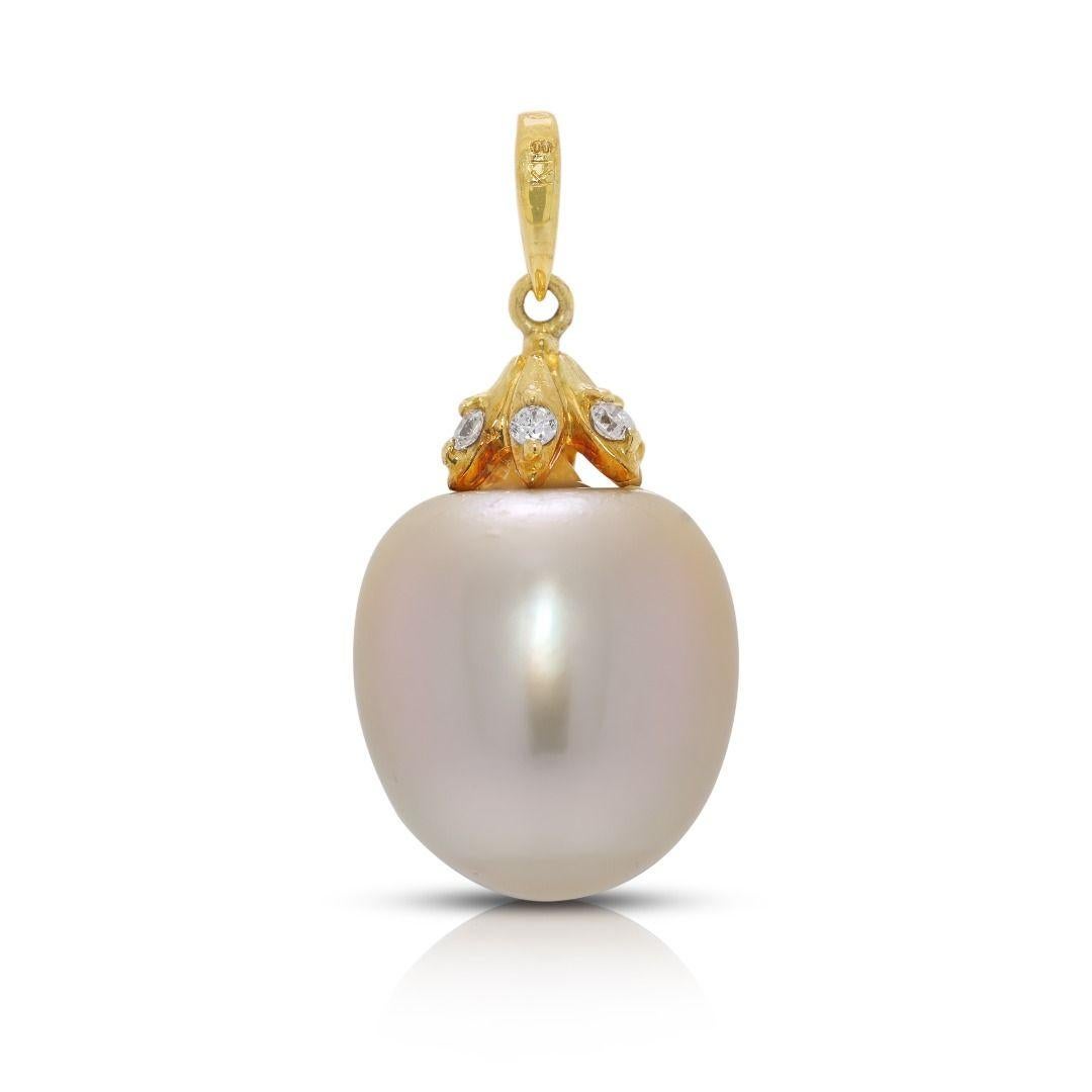 Femenino o masculino Luxurious 12.73mm South Sea Pearl & Natural Diamond Pendant in 18K Yellow Gold en venta