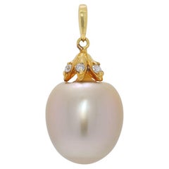 Luxurious 12.73mm South Sea Pearl & Natural Diamond Pendant in 18K Yellow Gold