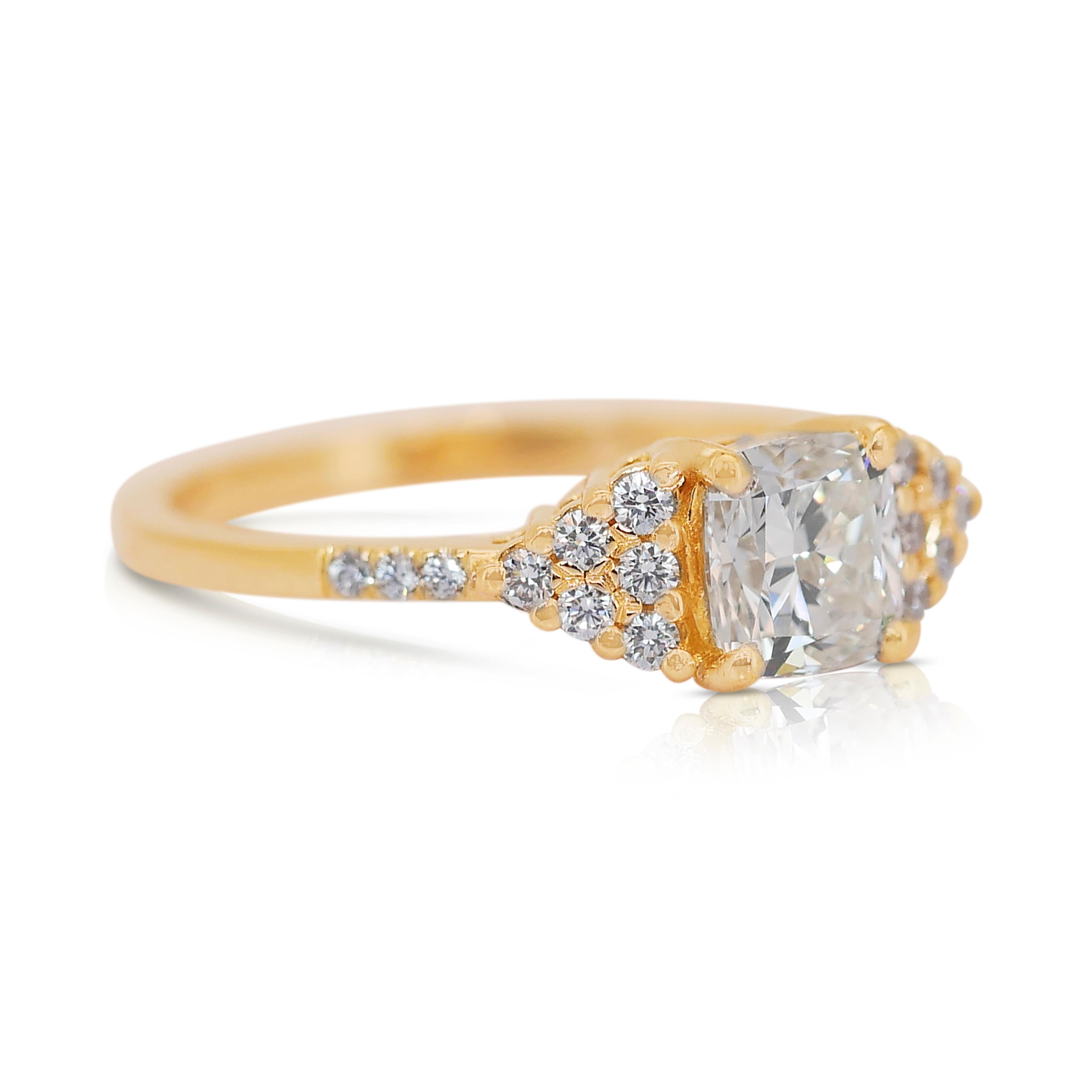 Luxueuse double taille idéale de 1,30 carat  Bague pavée de diamants en or jaune 14k - Certifiée GIA 

Cette bague halo sophistiquée en or jaune 14k est ornée d'un remarquable diamant taille coussin de 1,12 carat, réalisé de manière experte avec une