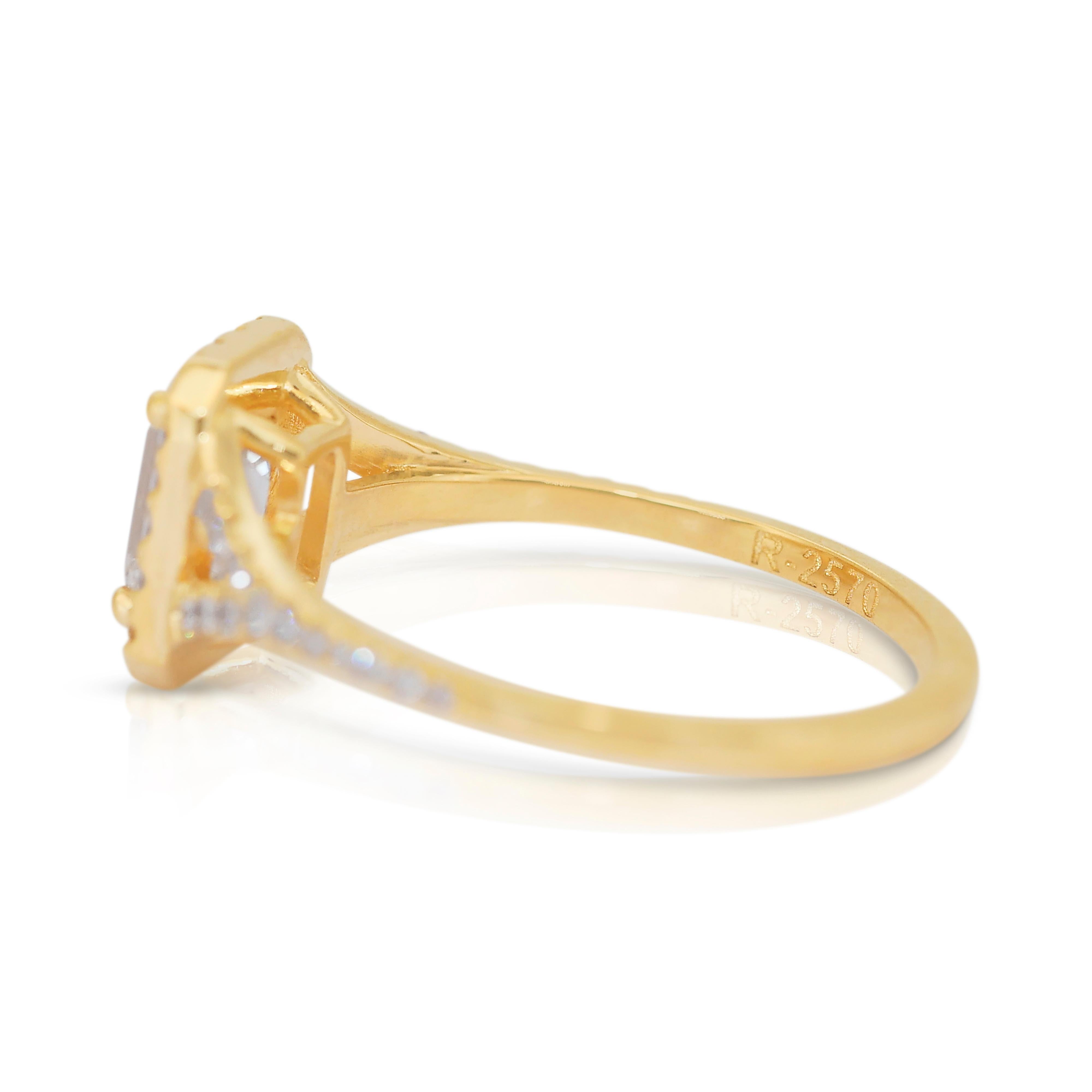 Luxurious 1.32ct Diamonds Halo Ring in 18k Yellow Gold - IGI Certified In New Condition In רמת גן, IL