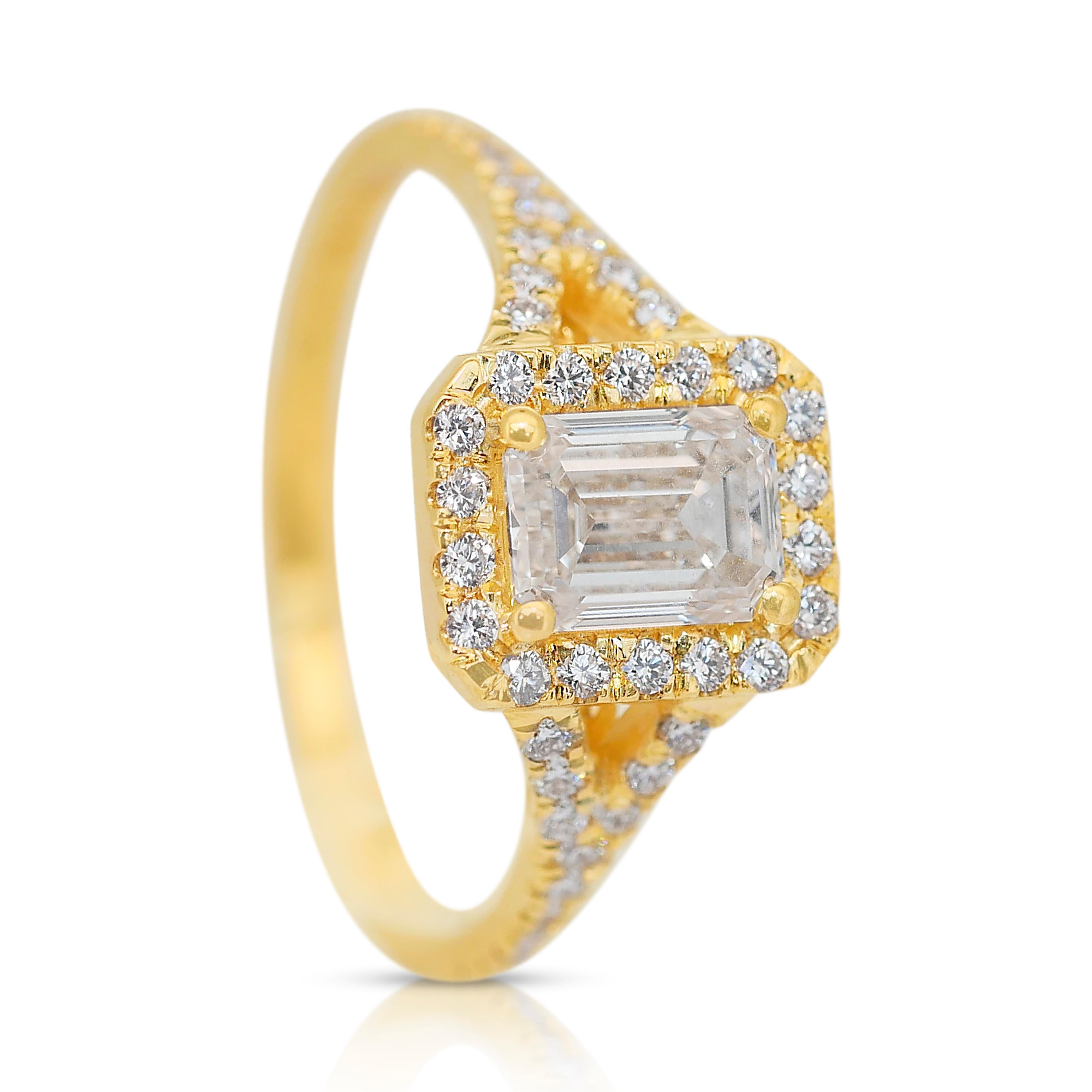 Luxurious 1.32ct Diamonds Halo Ring in 18k Yellow Gold - IGI Certified 2