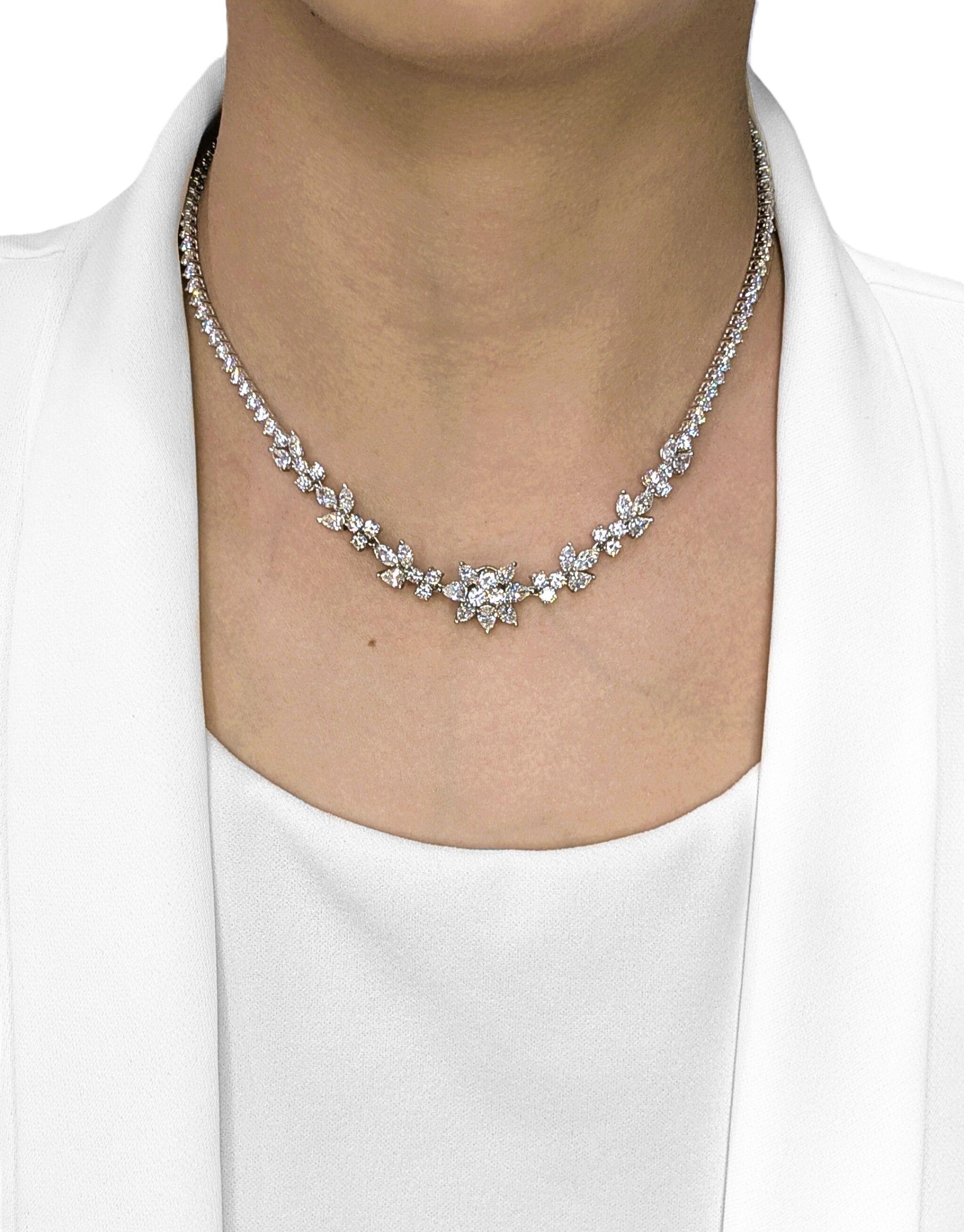 Ce collier est orné de 128 diamants naturels ronds de taille brillant totalisant 9,49 carats, chacun de couleur G et de pureté VS, pour un éclat exceptionnel. Le design est rehaussé par 10 diamants taille marquise (1,72 ct au total) et 13 diamants