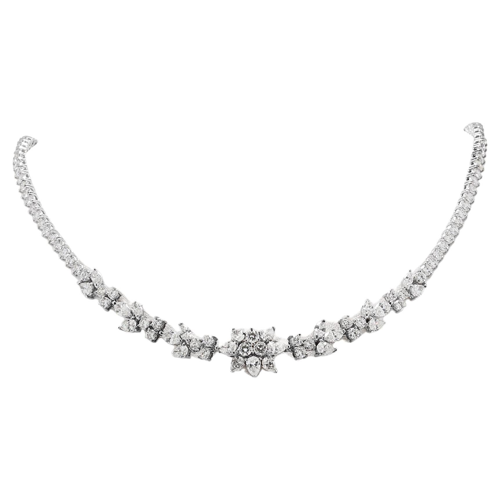 Luxueux collier en or blanc 18 carats orné de 13,52 ct de diamants naturels en vente