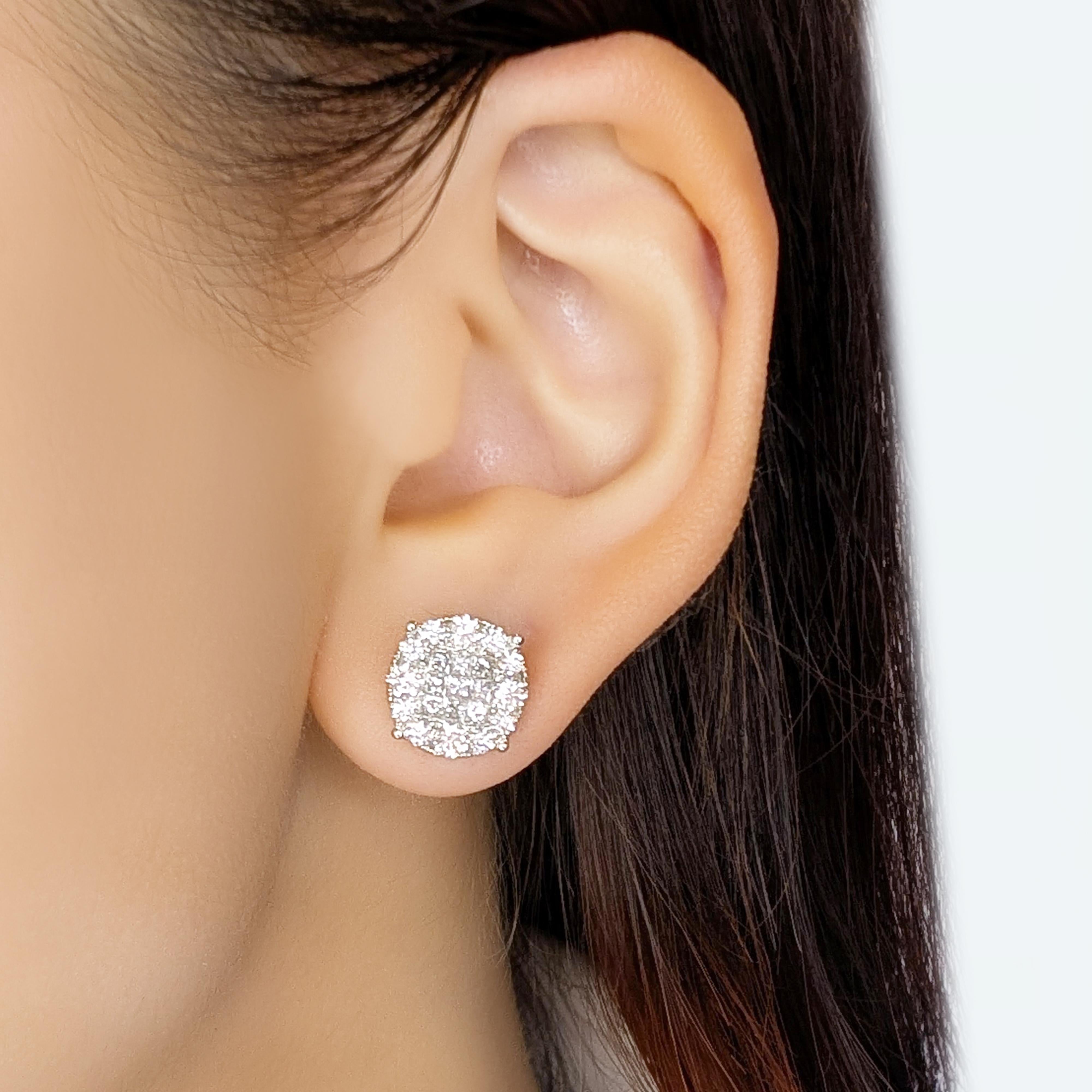 Questi lussuosi orecchini a perno di Lee Hwa sono un'esibizione mozzafiato di brillantezza e raffinatezza. Con 18 diamanti naturali taglio princess per un totale di 0,45 carati come centro, trasudano eleganza e simmetria. Accentuati da 24 diamanti