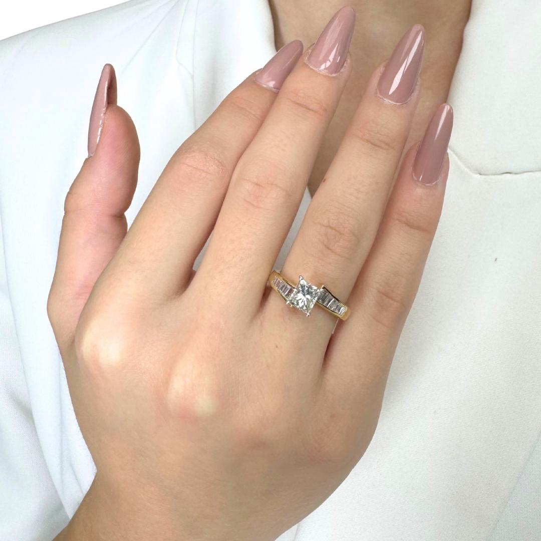 Lussuoso anello con 1,41 carati di diamanti in oro giallo e bianco 18k - certificato IGI

Questo raffinato anello in oro giallo e bianco a 18 carati presenta un diamante taglio principessa da 1,10 carati di colore e purezza eccezionali. Impreziosito