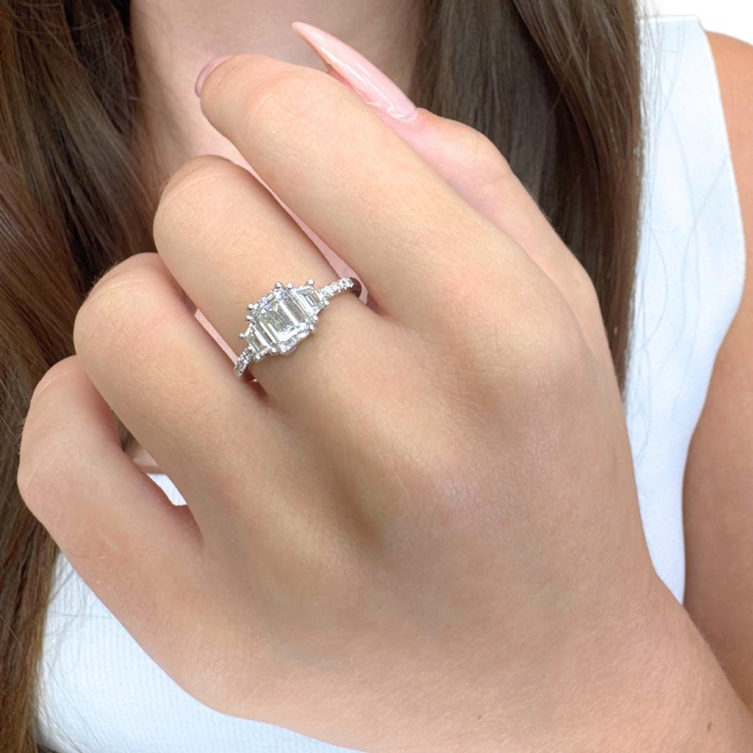 Lussuoso anello con 3 pietre e 1,42 carati di diamanti in oro bianco 18 carati - Certificato GIA

Questo raffinato anello in oro bianco 18 ct. mette in mostra un sorprendente diamante con taglio a smeraldo da 1,02 ct. con un doppio taglio ideale