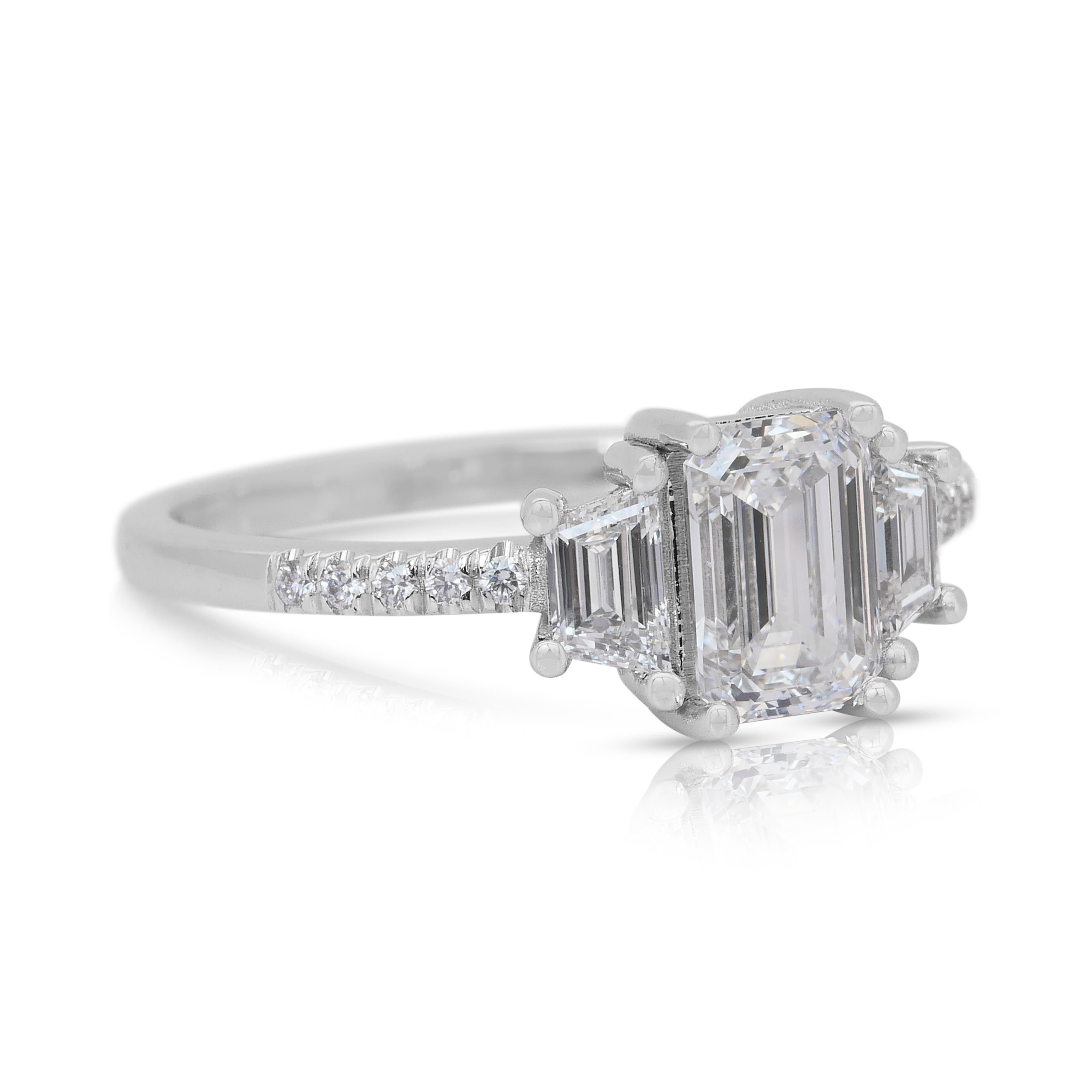 Taglio smeraldo Lussuoso anello con 3 pietre e 1,42 carati di diamanti in oro bianco 18 carati - Certificato GIA in vendita