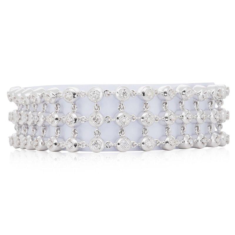 A beautiful bracelet with a dazzling 2.43 carat round brilliant diamonds. The jewelry is made of 14k yellow gold with a high quality polish. It comes with a fancy jewelry box.

Metal: White Gold

Main Stone:
81 diamonds main stone of 2.43 carat
cut: